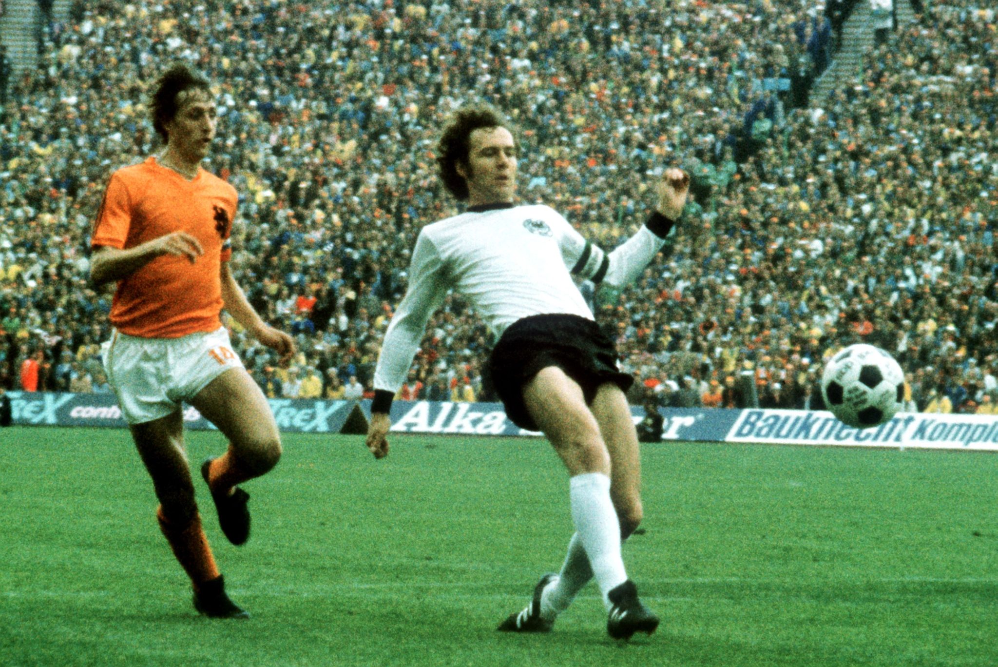 Beckenbauer e Cruyff, em lance na final da Copa de 74