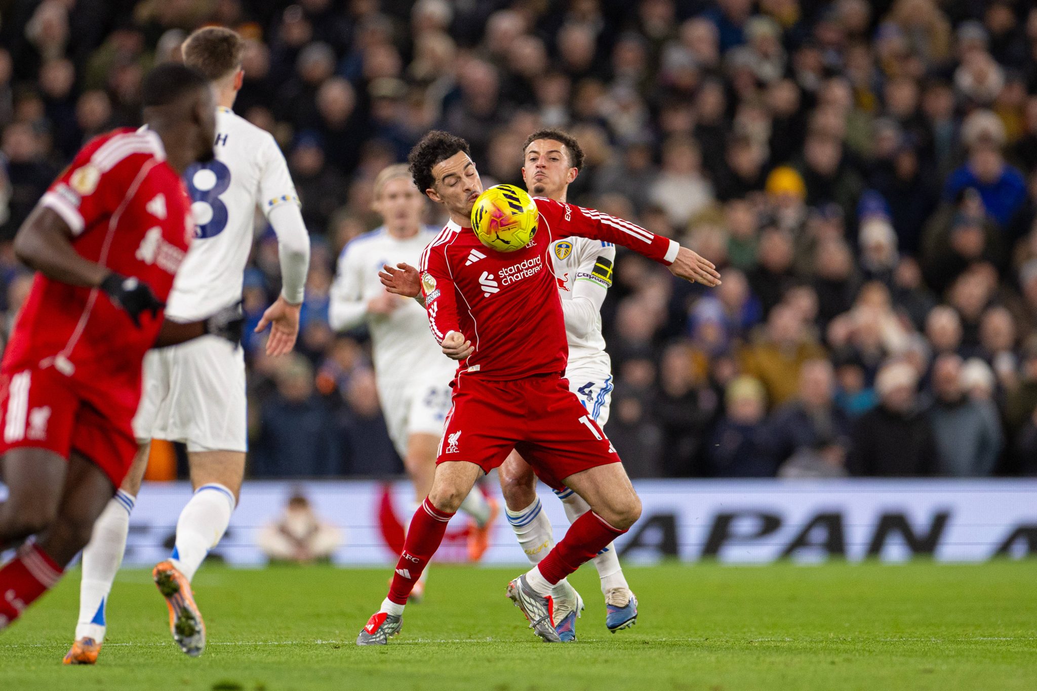 Curtis Jones em partida entre Liverpool e Leeds United