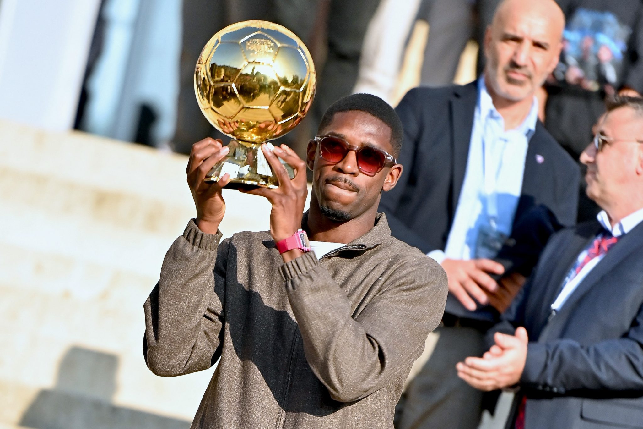 Demb&eacute;l&eacute; ergue a Bola de Ouro