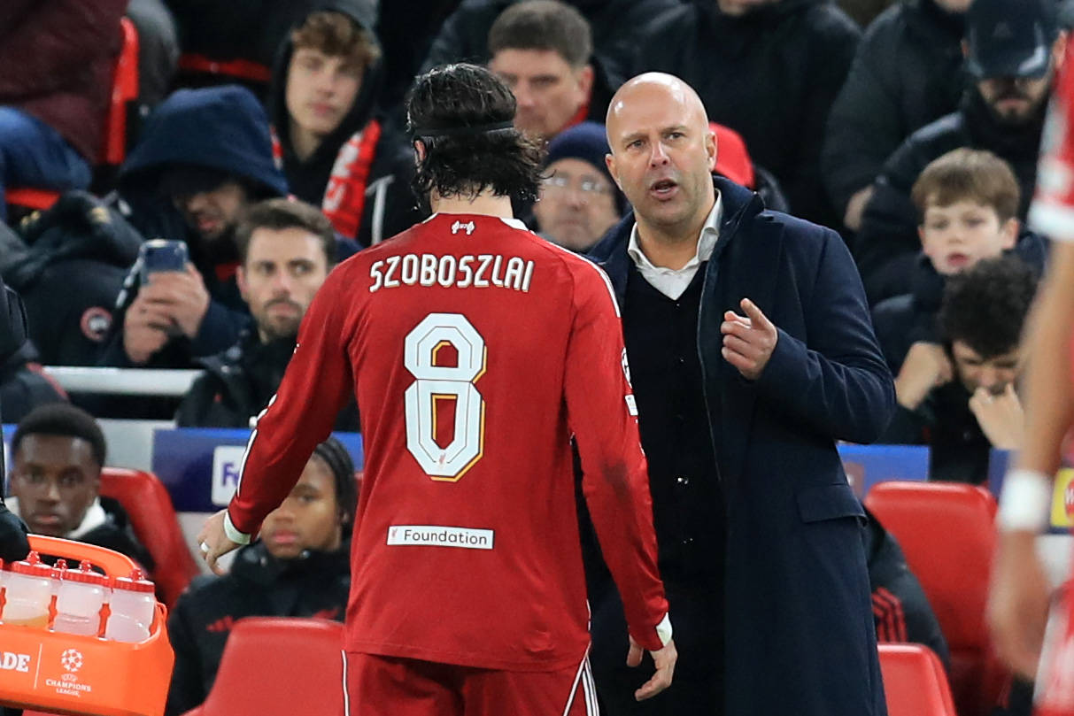 Dominik Szoboszlai e Arne Slot pelo Liverpool (Foto: Imago)