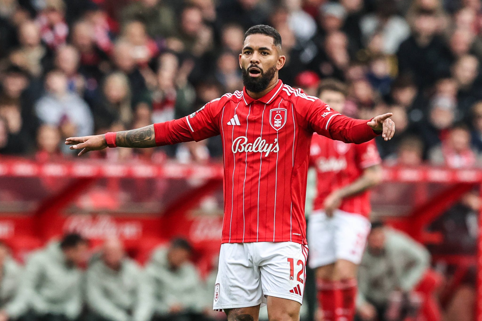 Douglas Luiz em a&ccedil;&atilde;o pelo Forest