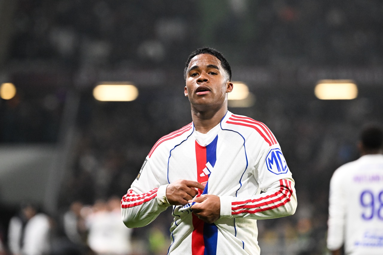 Endrick faz chover com hat-trick, chap&eacute;u  &lsquo;&agrave; l&aacute; Pel&eacute;&rsquo; e cava vaga na Sele&ccedil;&atilde;o em amasso no Lyon