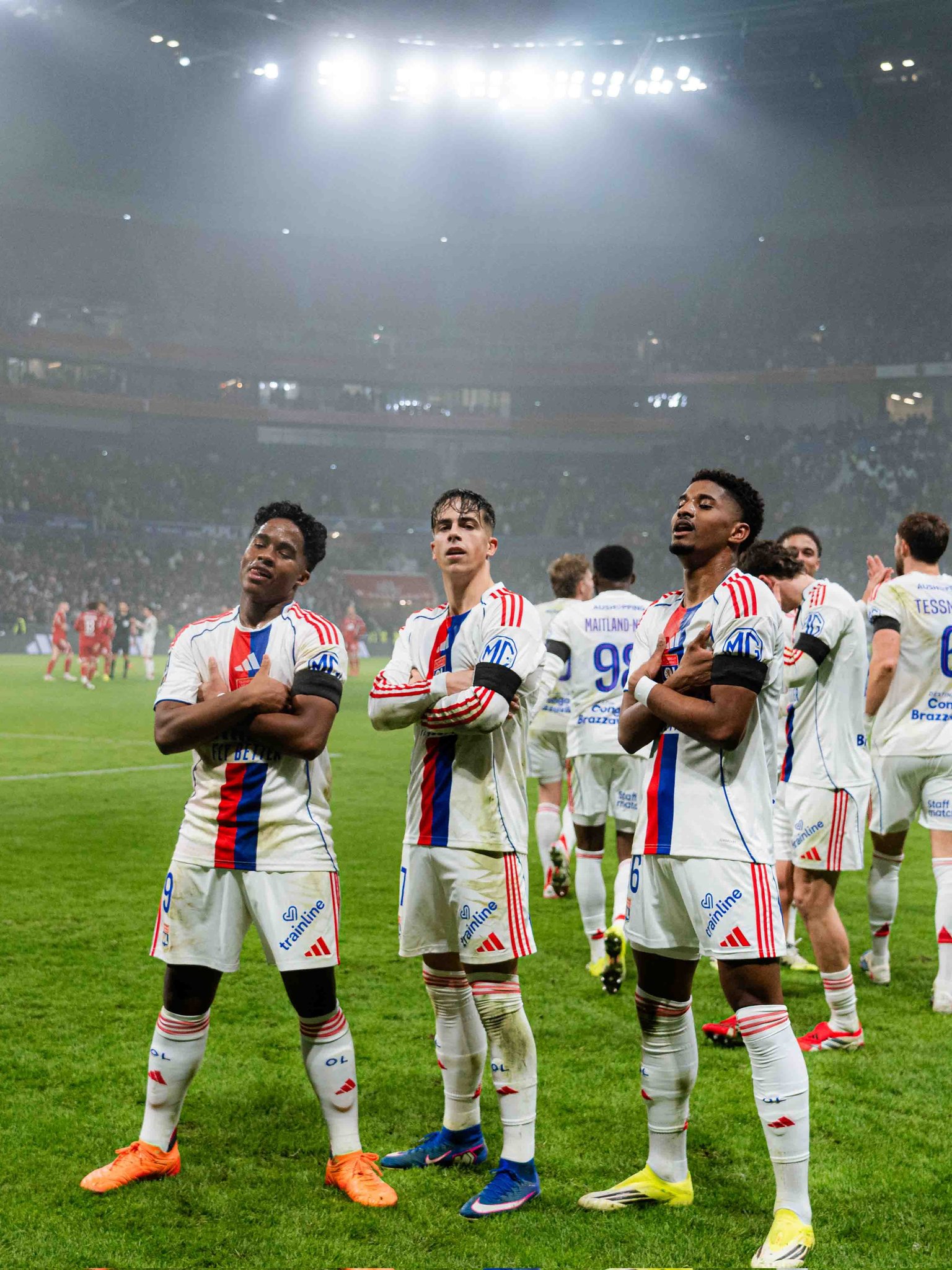 Endrick, Afonso Moreira e Abner celebram gol do Lyon 