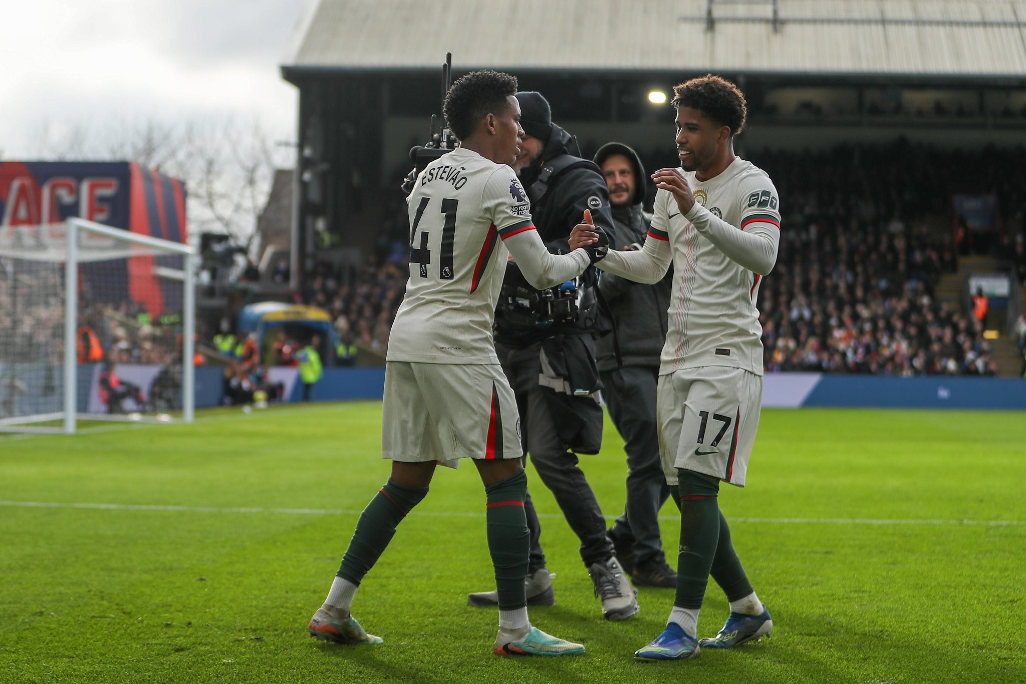 Est&ecirc;v&atilde;o comemora com Andrey Santos