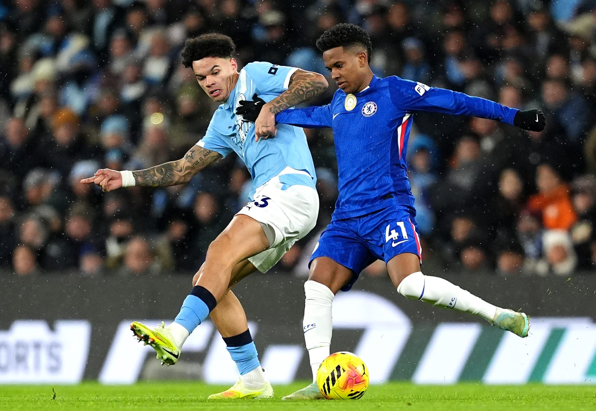 Est&ecirc;v&atilde;o, em a&ccedil;&atilde;o pelo Chelsea contra o Manchester City