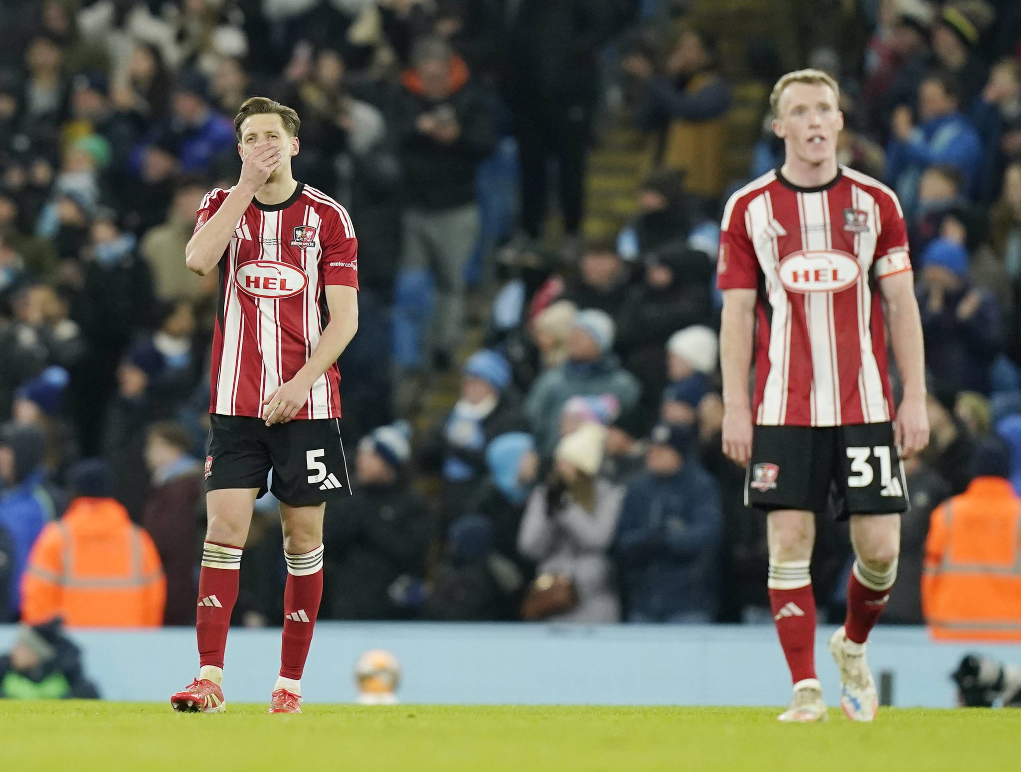 Jogadores do Exeter City lamentam derrota para Manchester City (Foto: Imago)