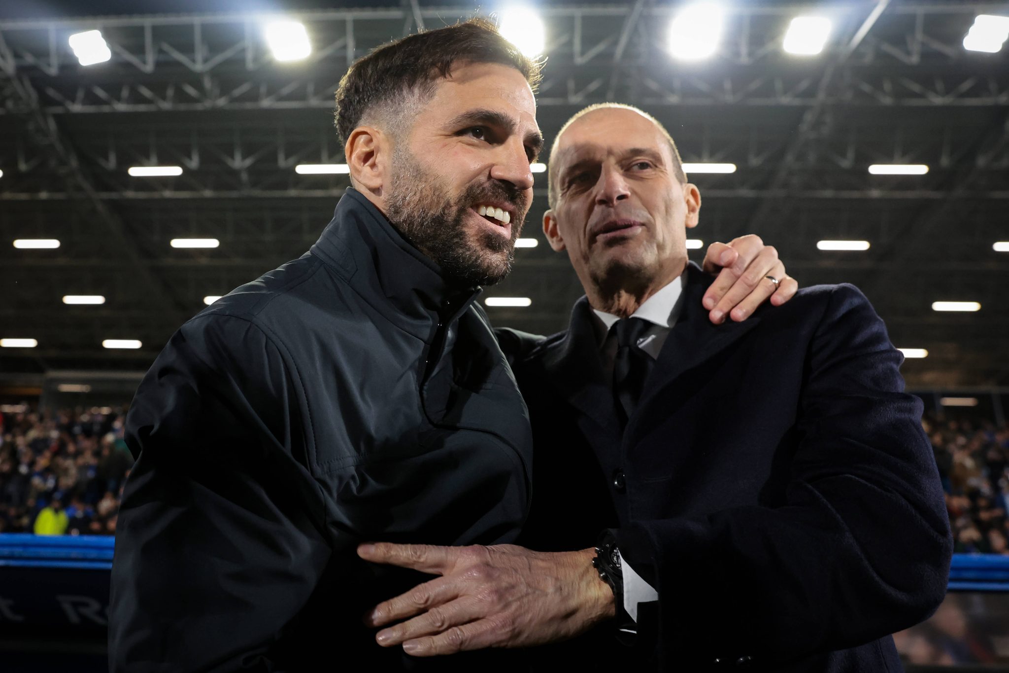 F&agrave;bregas cumprimenta Allegri, t&eacute;cnico do Milan 