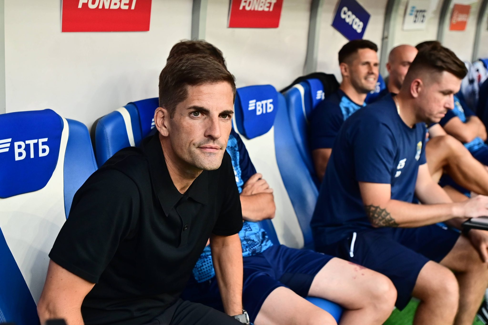 Moreno no banco do FC Sochi (Foto: Imago)