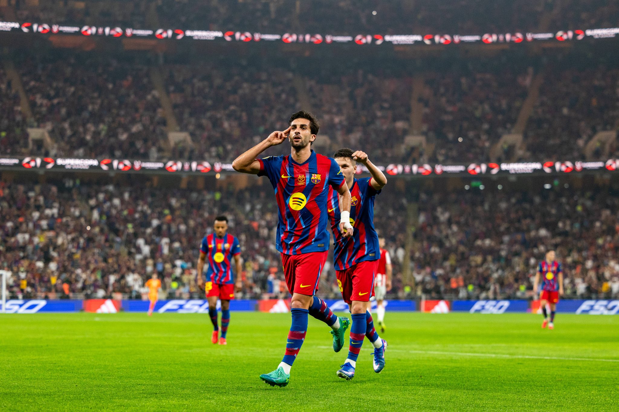 Ferran Torres celebra gol do Barcelona