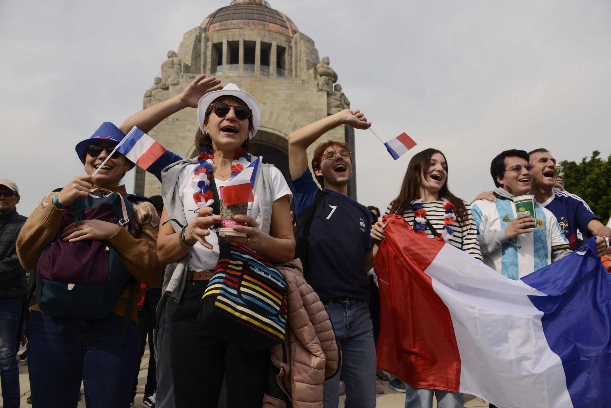 Torcedores acompanham jogo da Copa do Mundo em fan fest