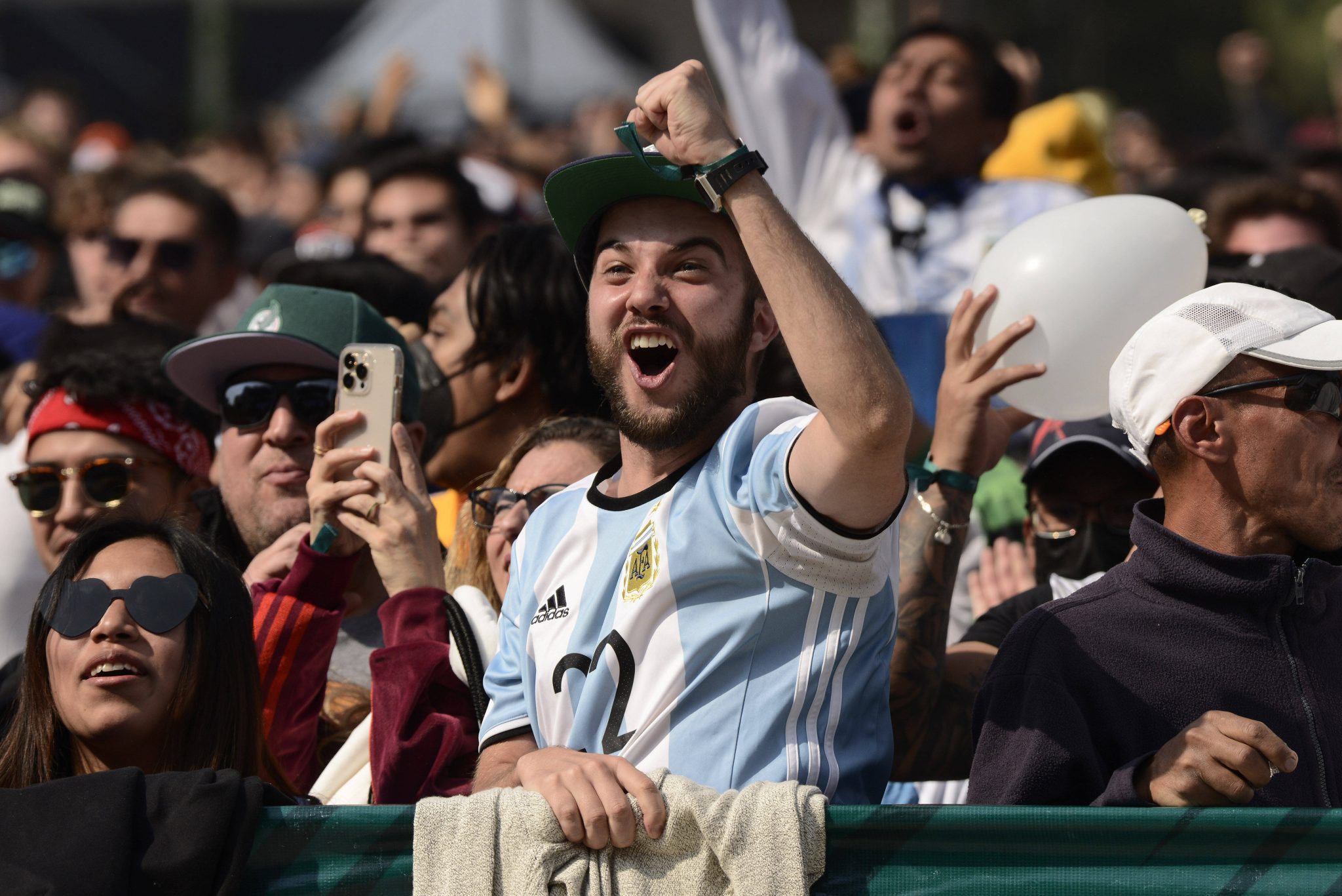 Torcedores acompanham jogo da Copa do Mundo em fan fest