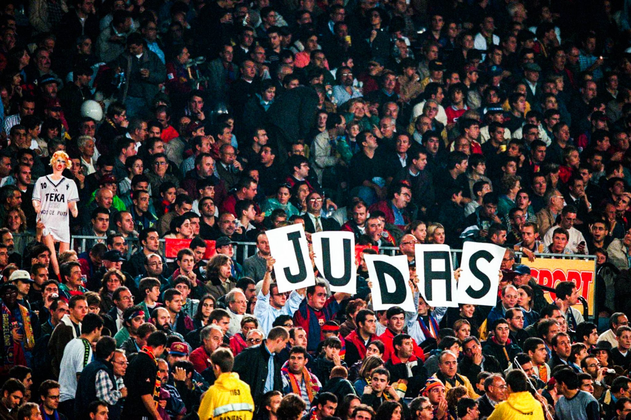 Figo foi recebido sob muitos protestos em um ambiente hostil no Camp Nou