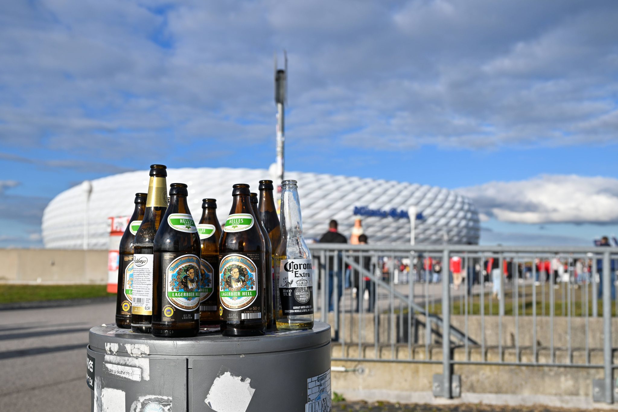 Garrafas de cerveja em frente &agrave; Allianz Arena 