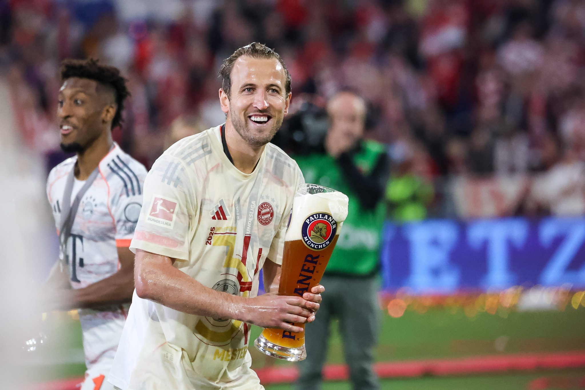 Harry Kane com um copo de cerveja na m&atilde;o ap&oacute;s t&iacute;tulo da Bundesliga com o Bayern