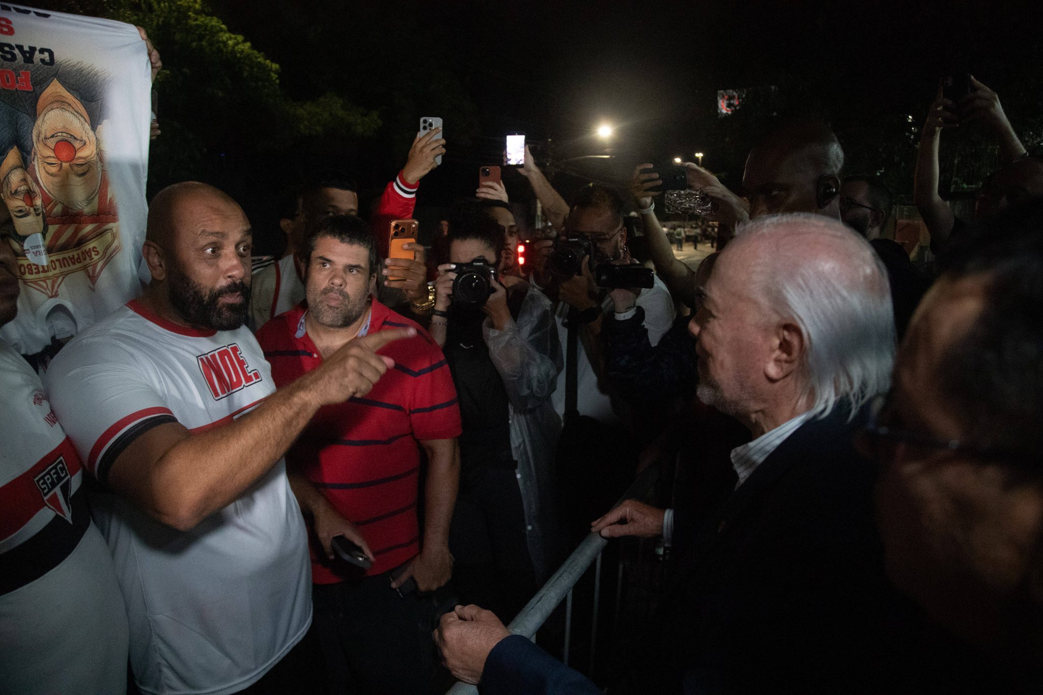 Harry Massis Junior (&agrave; direita), novo presidente do S&atilde;o Paulo, conversa com Baby, l&iacute;der da Torcida Tricolor Independente (Foto: Imago)