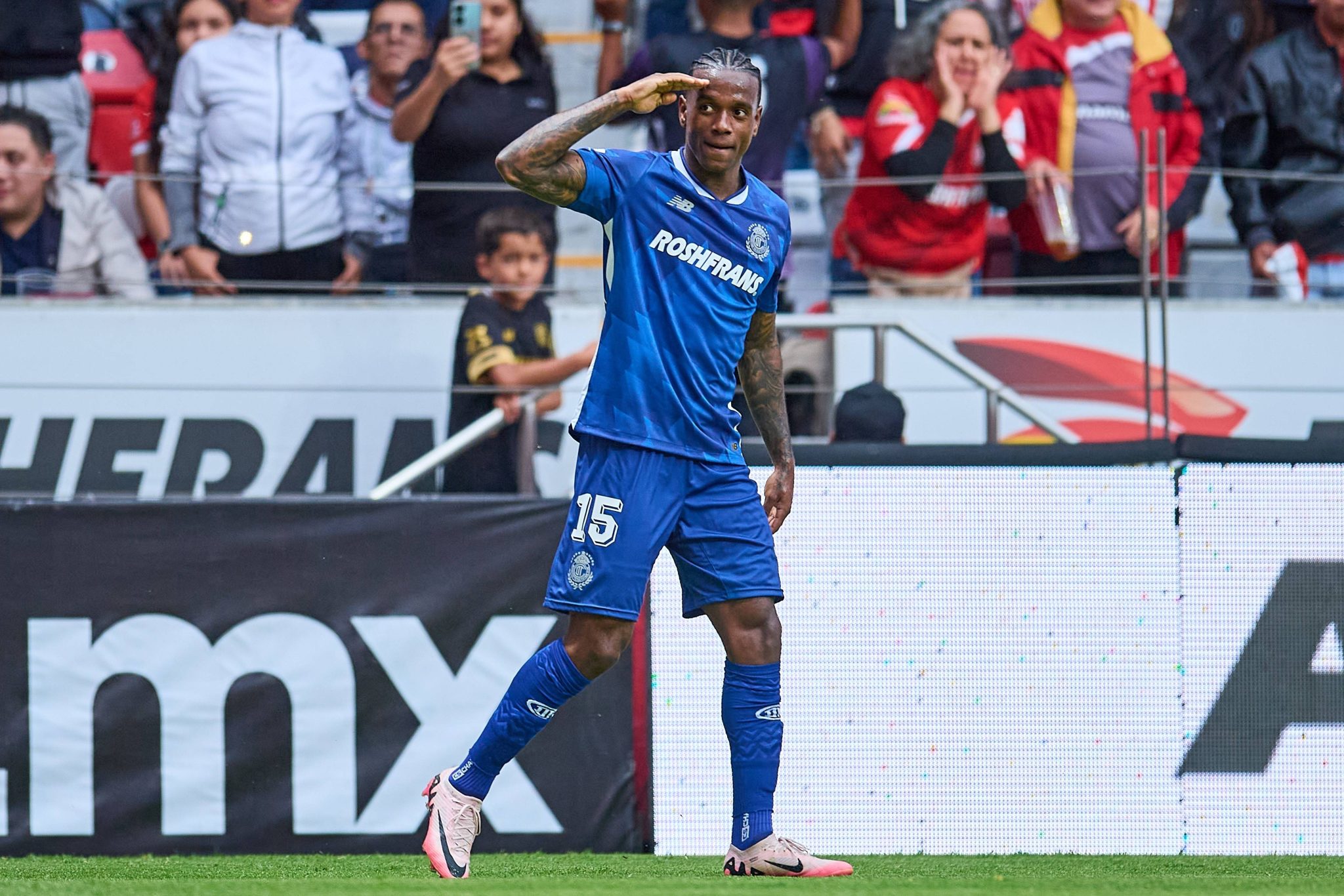 Helinho celebra gol pelo Toluca