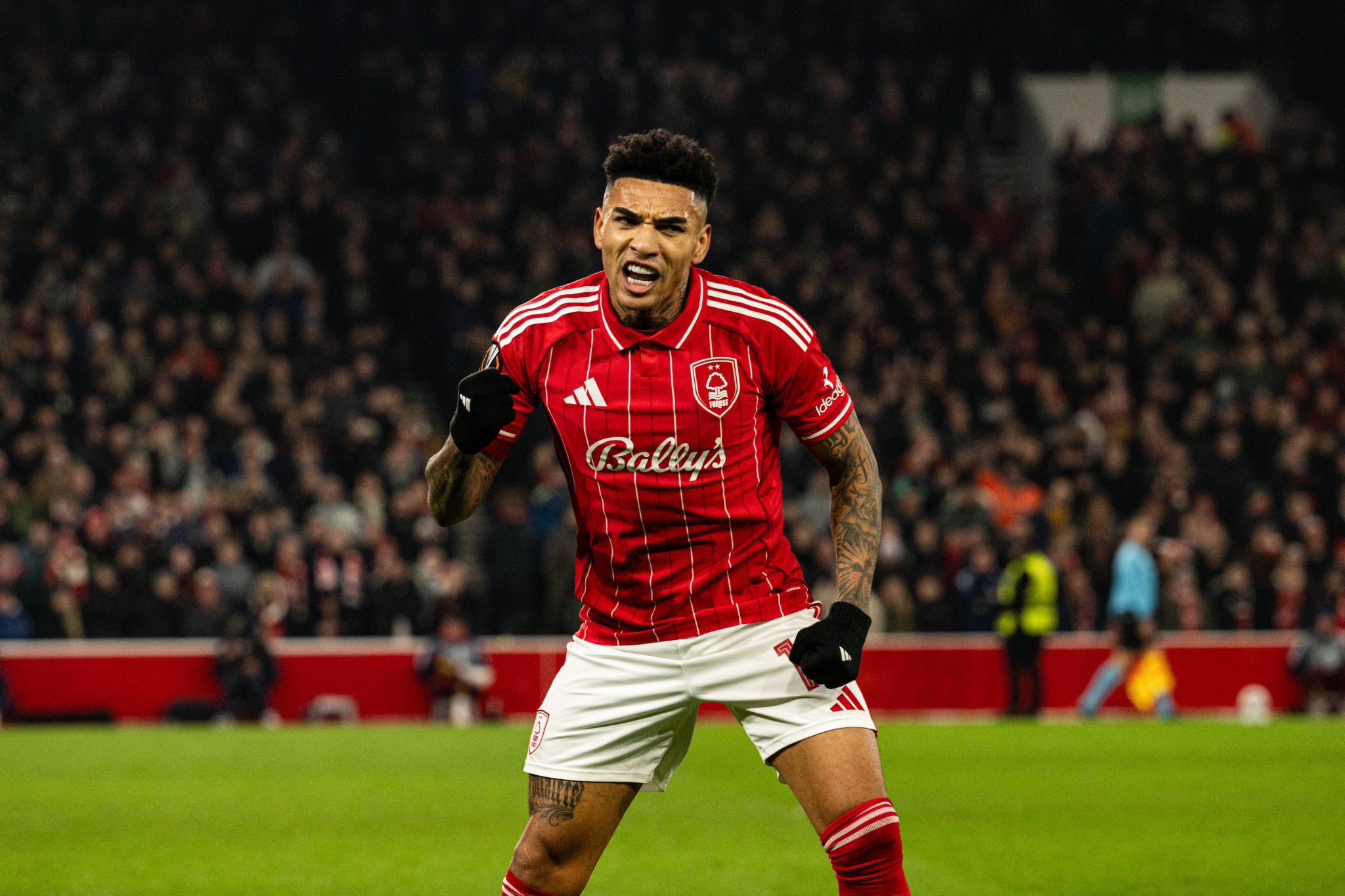 Igor Jesus celebra gol pelo Forest