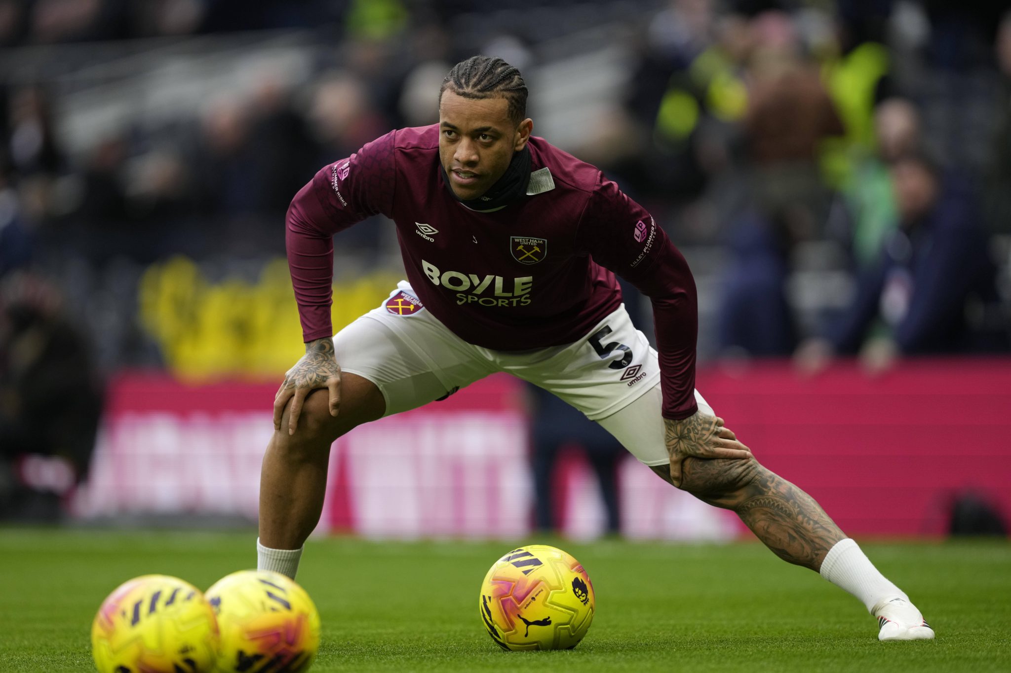 Igor Julio antes de jogo do West Ham