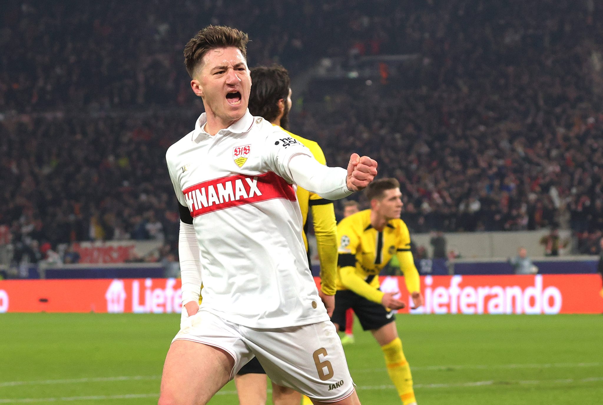 Angelo Stiller, do Stuttgart, comemora ap&oacute;s marcar o gol de empate em 1 a 1 contra o Young Boys Bern pela Champions League, em Stuttgart, Alemanha, em 11 de dezembro de 2024 (Foto: Pressefoto Baumann via Imago)