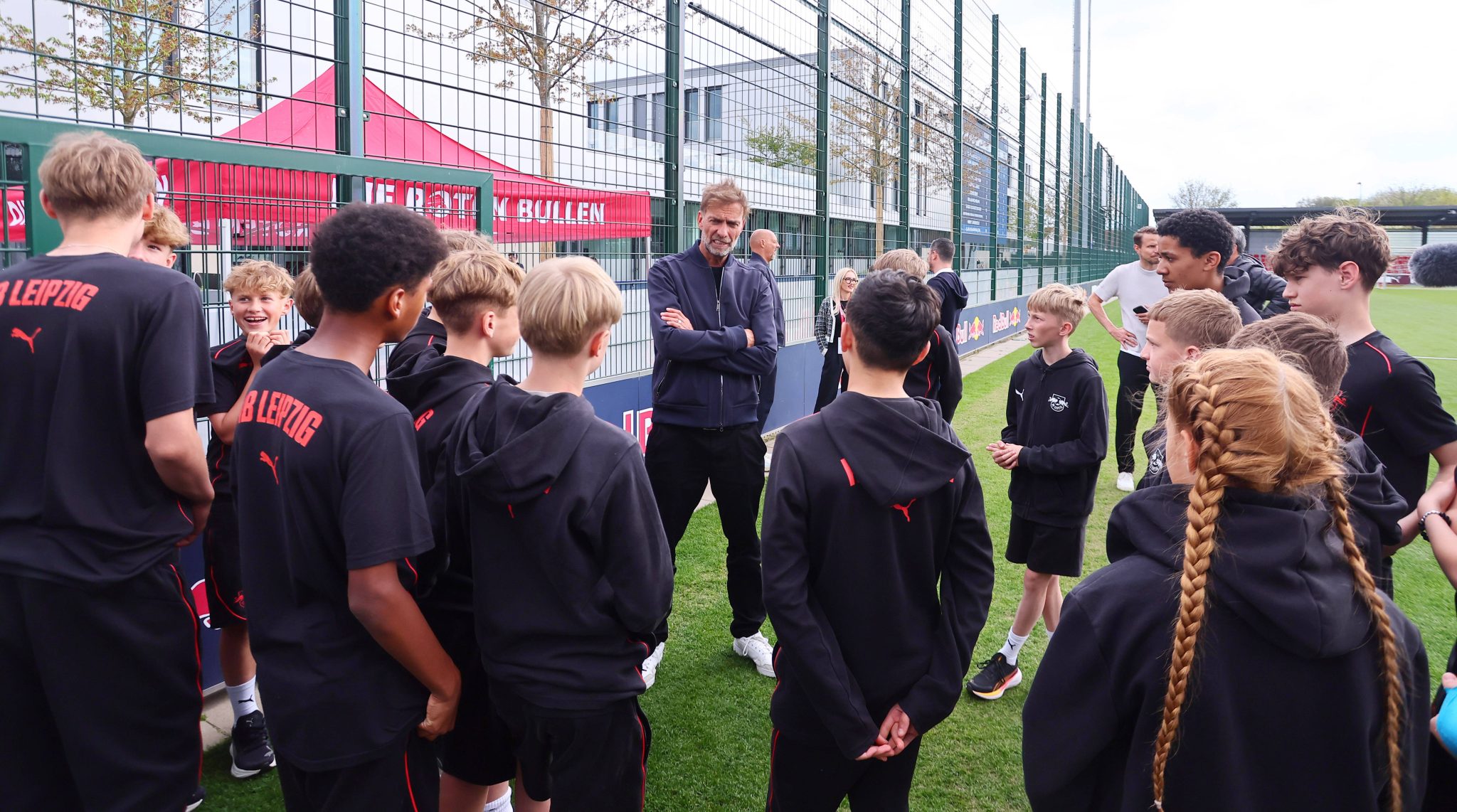 J&uuml;rgen Klopp com jovens da academia do RB Leipzig (Foto: Imago)