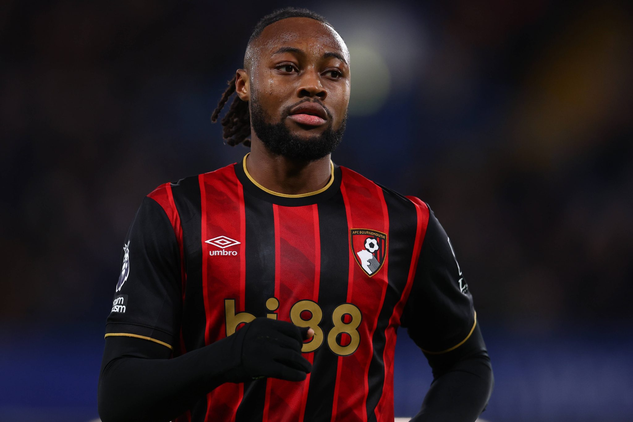 Antoine Semenyo atento durante jogo do Chelsea contra o Bournemouth em Stamford Bridge.