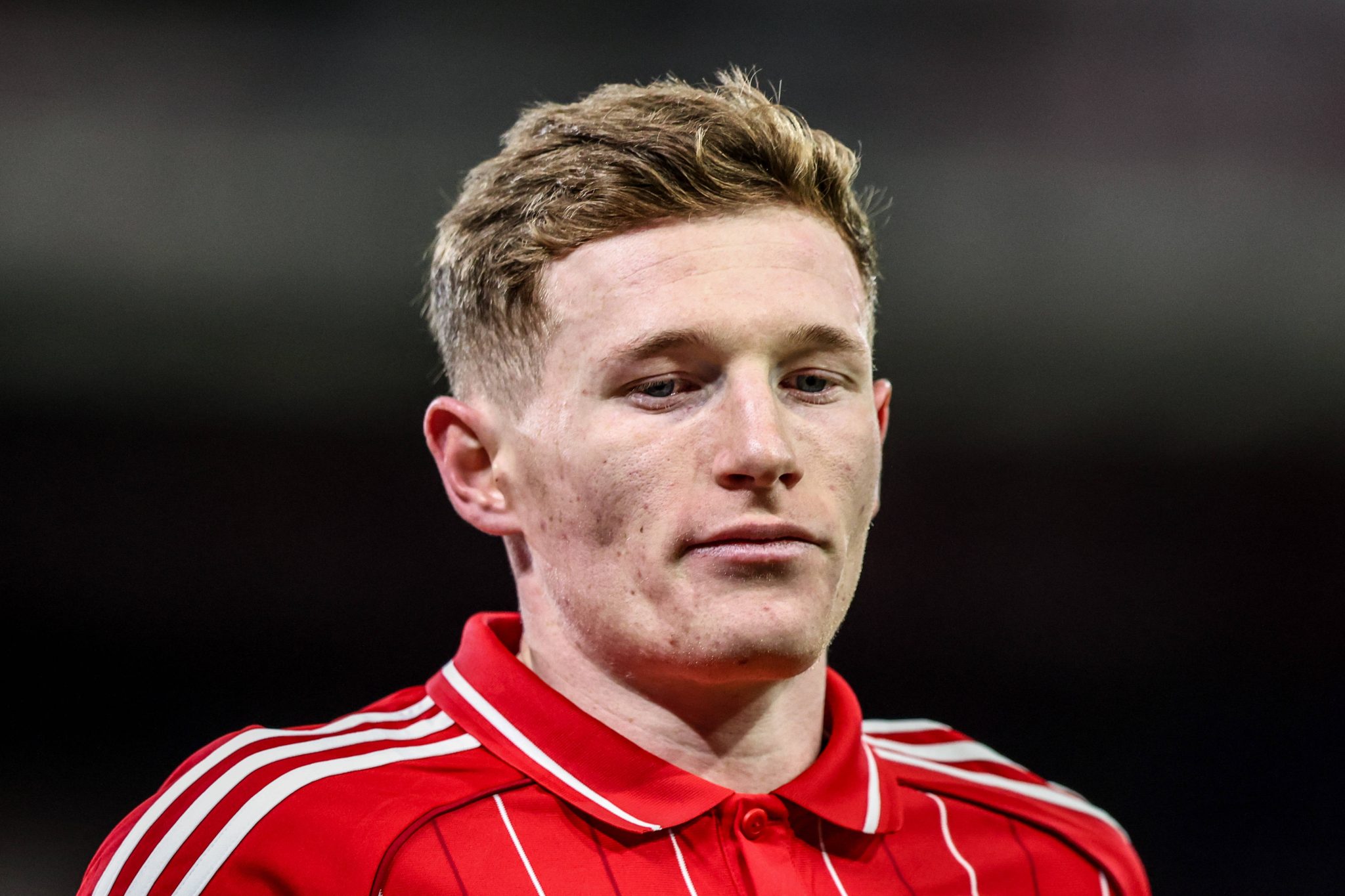 Elliot Anderson, do Nottingham Forest, durante partida da Premier League contra o Everton no City Ground, em Nottingham, Inglaterra, em 30 de dezembro de 2025 (Foto: Alfie Cosgrove/News Images via Imago)