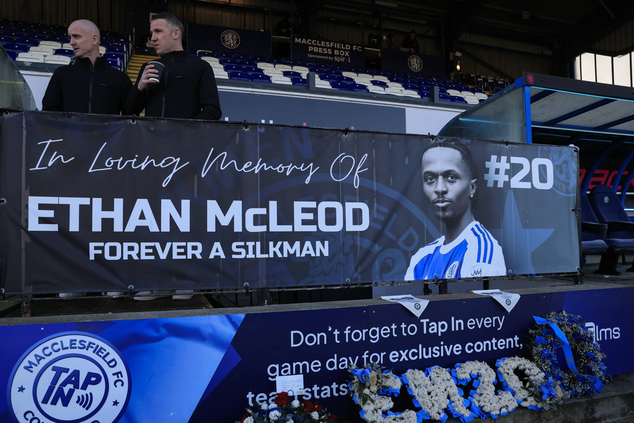Macclesfield Town presta homenagem ao atacante  Ethan McLeod (Foto: Imago)