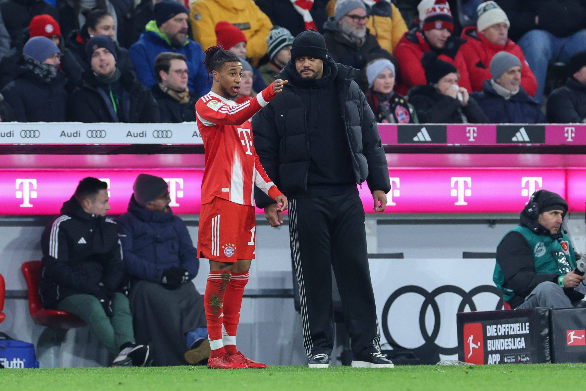Michael Olise conversa com o t&eacute;cnico Vincent Kompany, do Bayern de Munique (Foto: Imago)