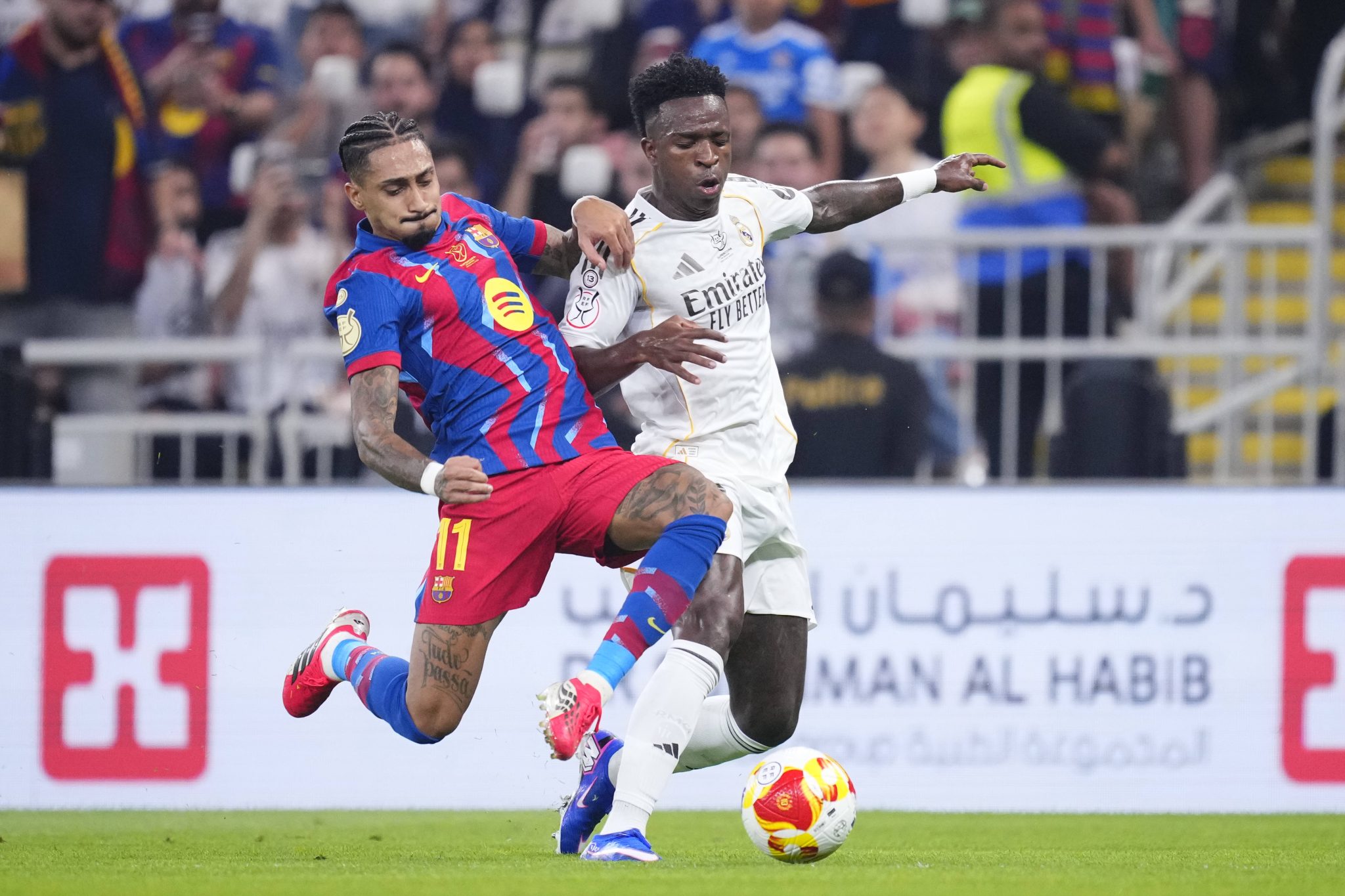 Raphinha e Vinicius Jr em atua&ccedil;&atilde;o pela final da Supercopa da Espanha (Foto: Imago) 