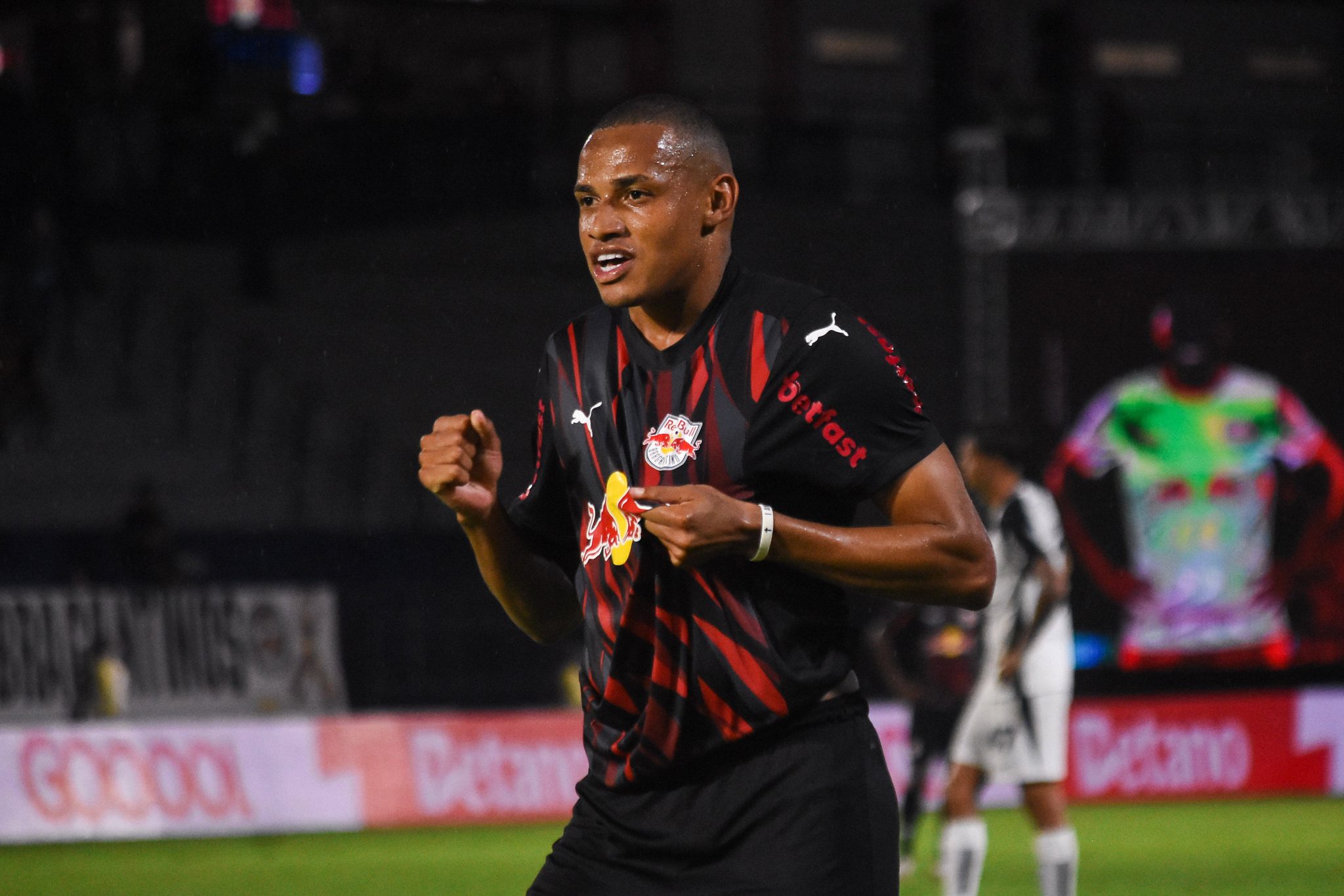 Jhon Jhon celebra gol pelo Bragantino
