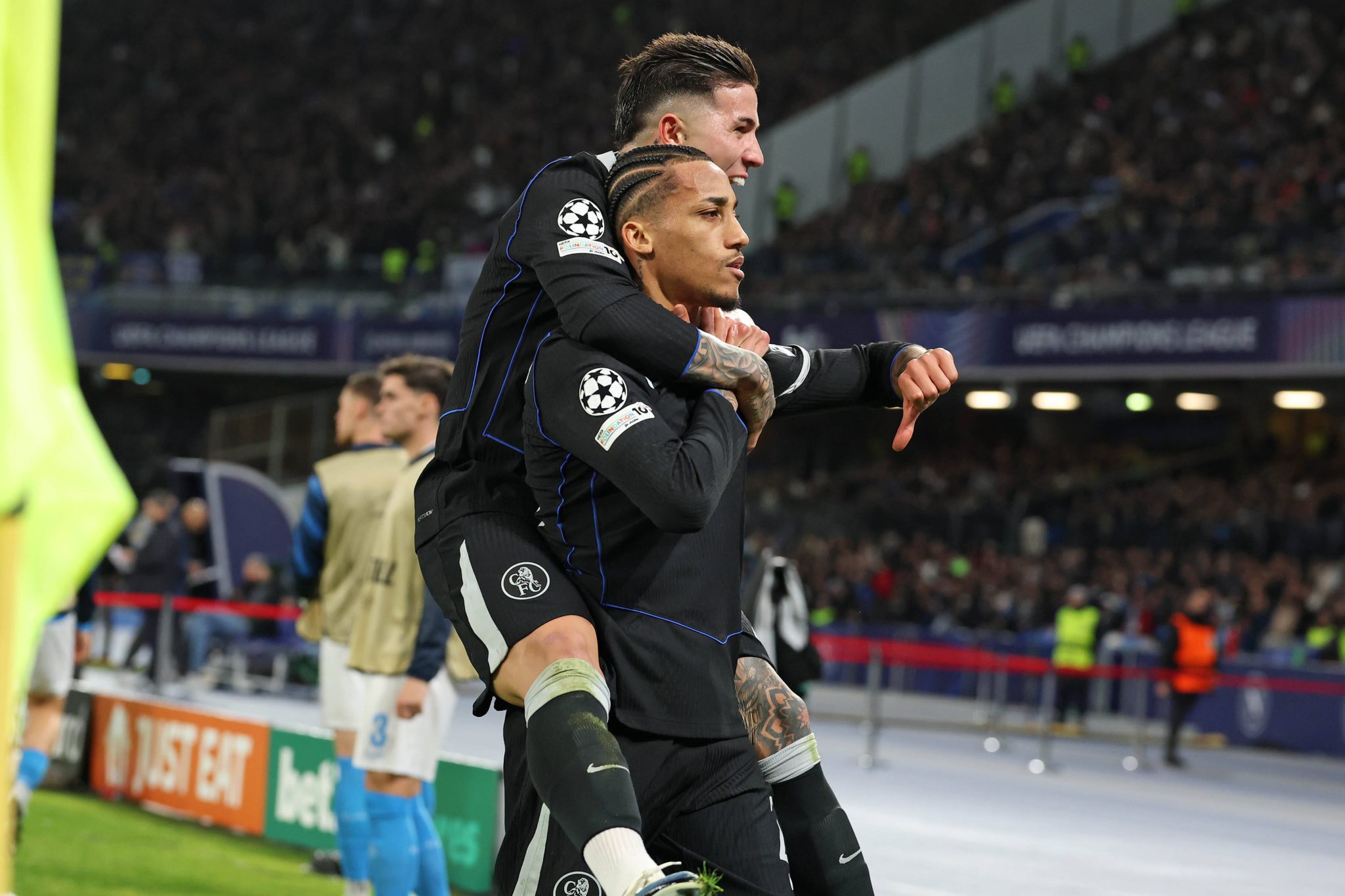 Enzo Fern&aacute;ndez e Jo&atilde;o Pedro comemoram gol na vit&oacute;ria do Chelsea sobre o Napoli