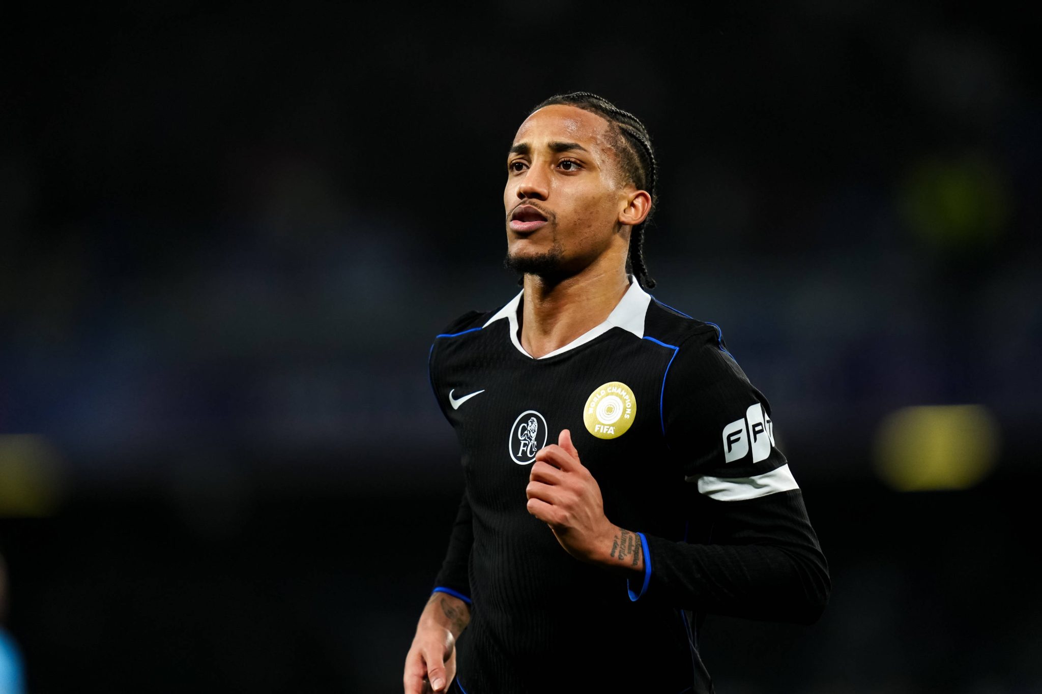 Jo&atilde;o Pedro decide em N&aacute;poles, e Chelsea avan&ccedil;a na Champions apesar de si mesmo