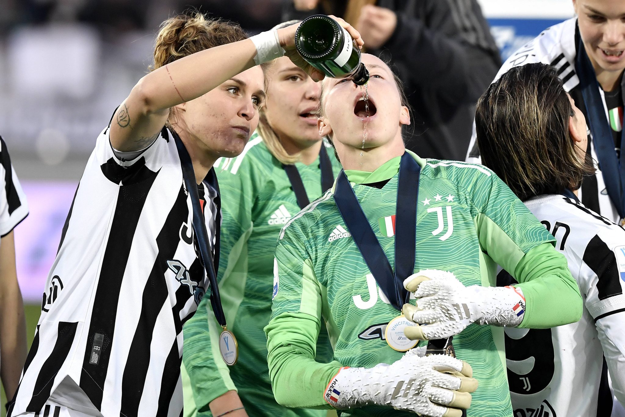 Atacante da Juventus, Cristiana Girelli serve vinho espumante na boca de Pauline Peyraud-Magnin, goleira da equipe 