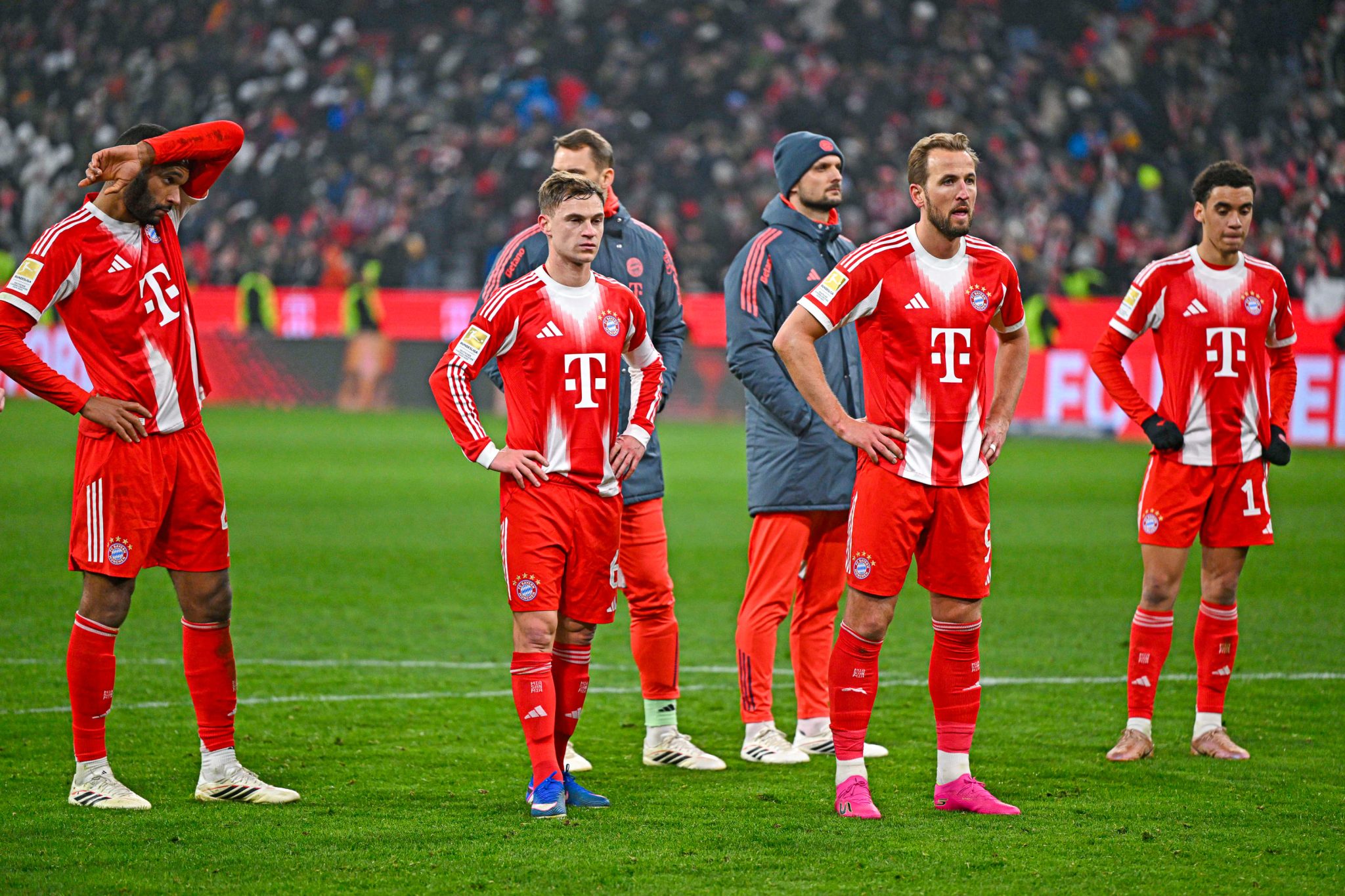 Jogadores do Bayern cabisbaixos ap&oacute;s derrota para o Augsburg