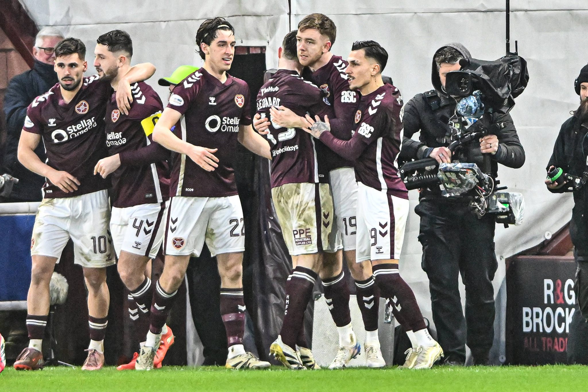 Jogadores do Hearts celebram gol 