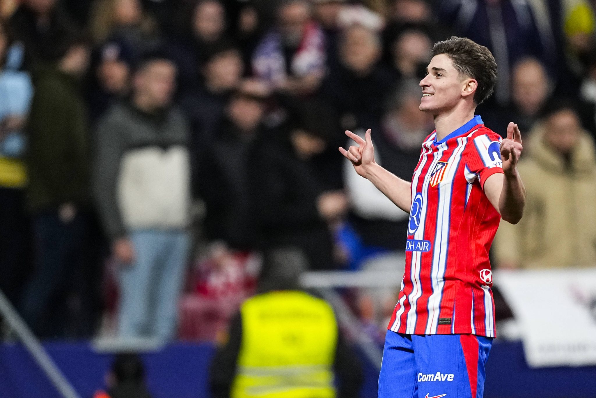 Juli&aacute;n &Aacute;lvarez comemora gol pelo Atl&eacute;tico de Madrid