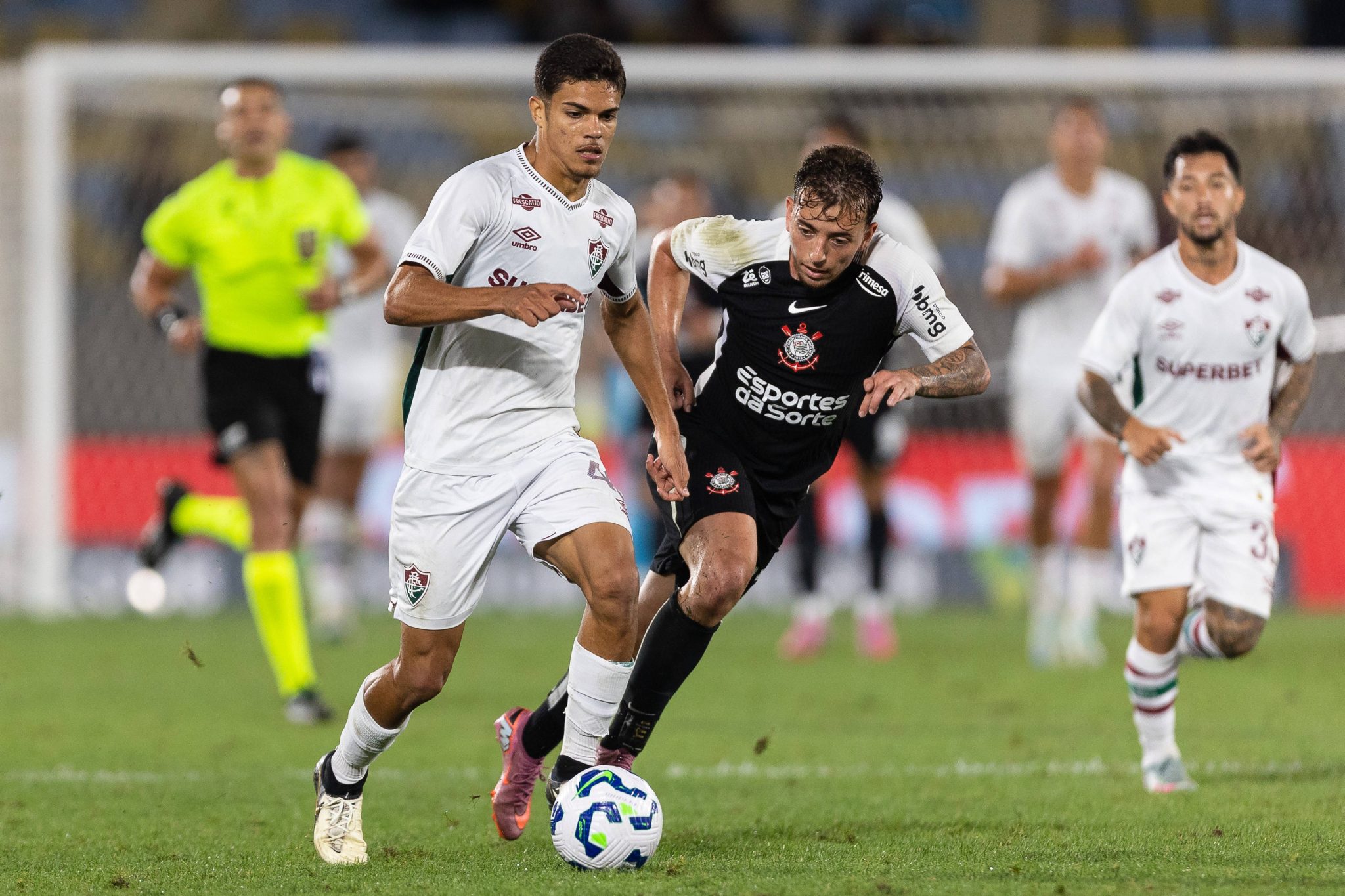 J&uacute;lio Fidelis em a&ccedil;&atilde;o pelo Fluminense
