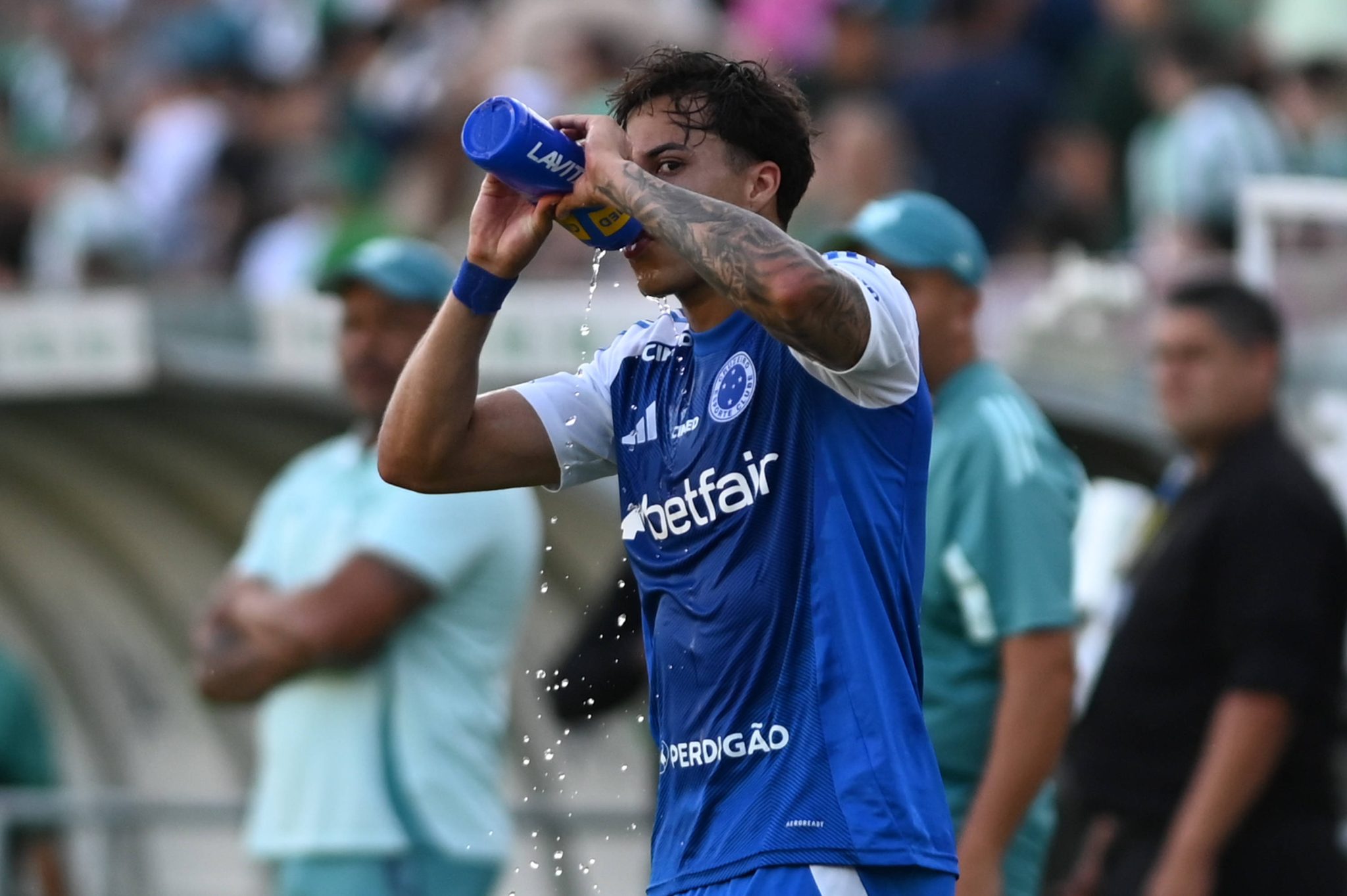 Kaio Jorge se hidrata durante jogo do Cruzeiro