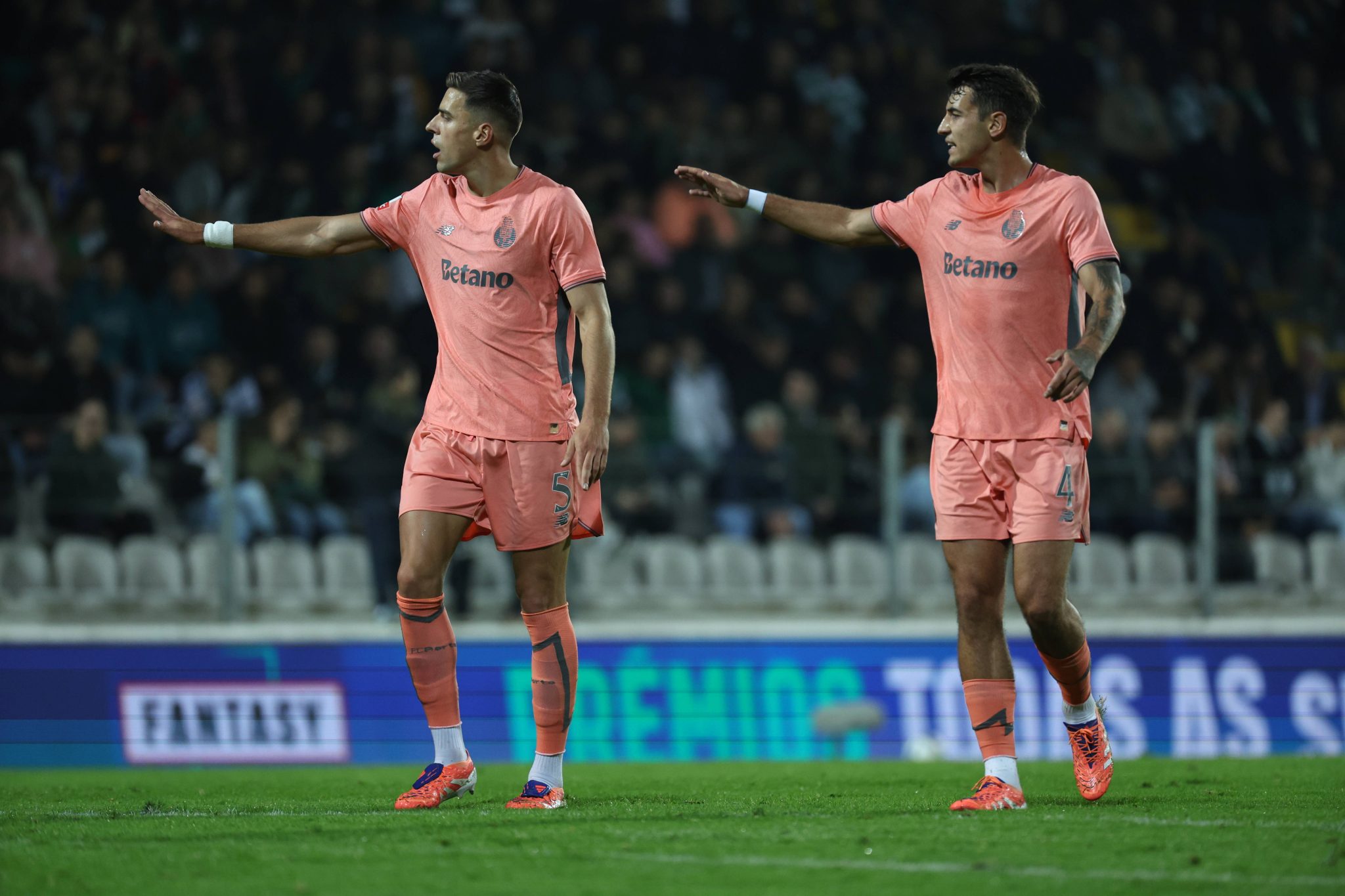 Kiwior e Bednarek em a&ccedil;&atilde;o pelo Porto