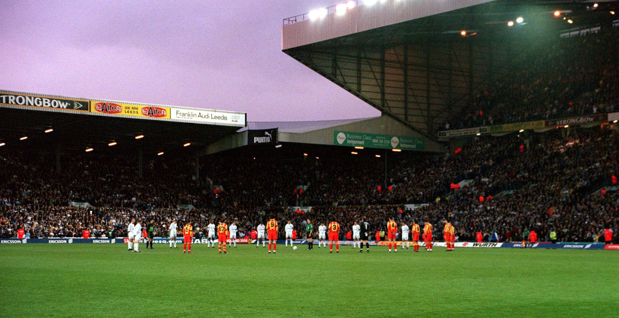 Minuto de sil&ecirc;ncio para os torcedores do Leeds mortos em 2000 antes de jogo da Copa da Uefa
