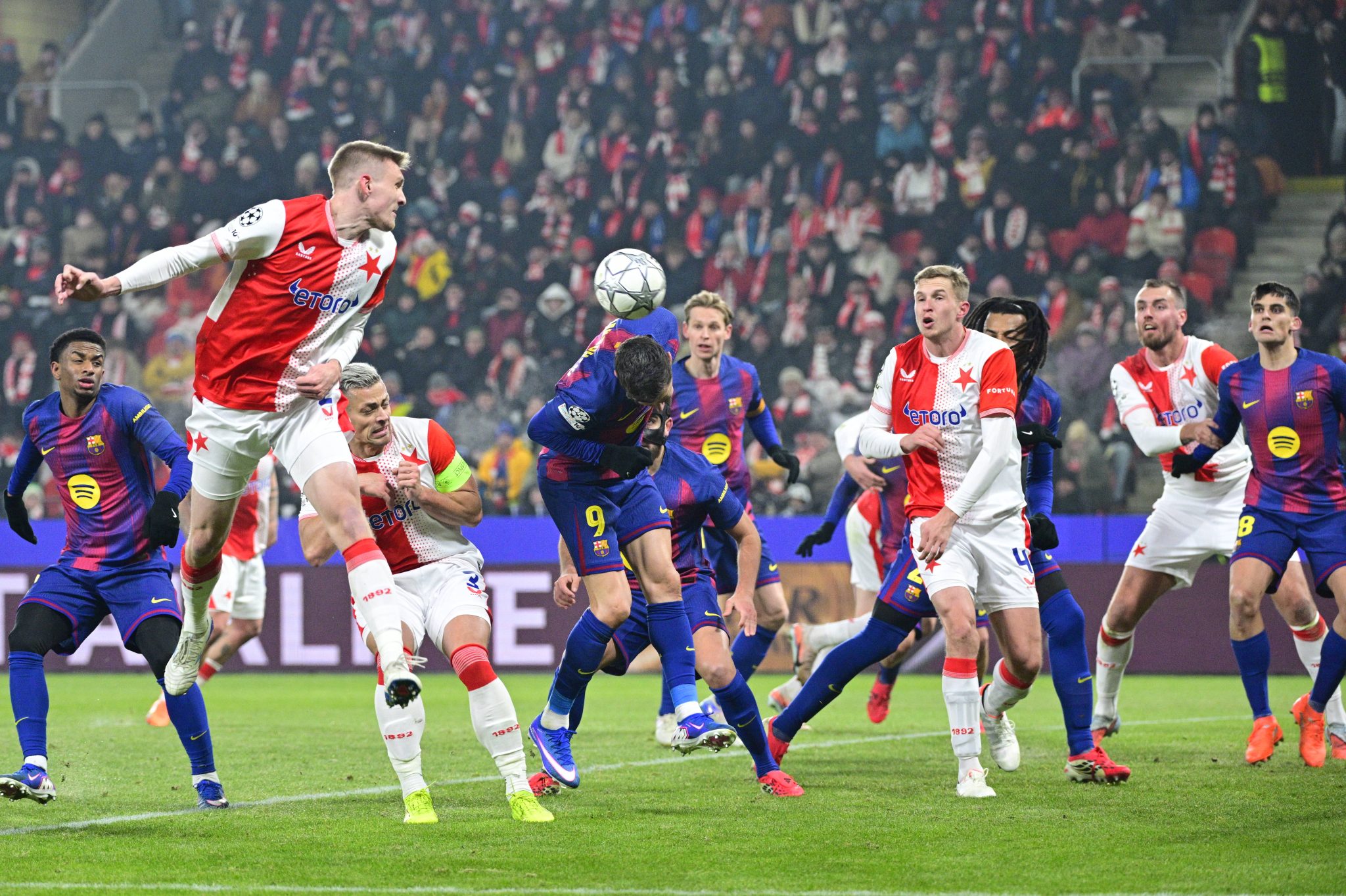 O gol contra de Lewandowski em jogo do Barcelona