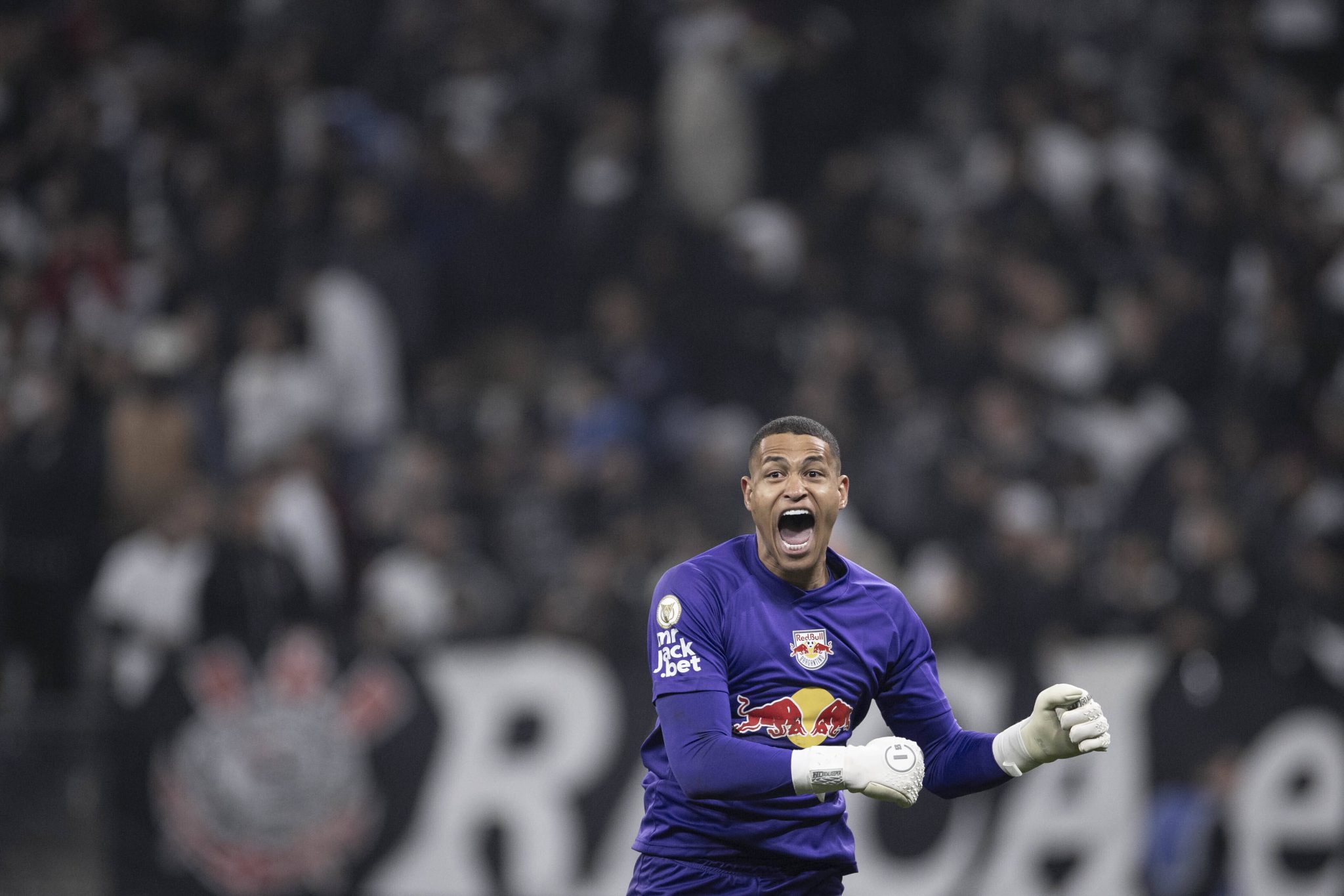 Ex-Vasco, brasileiro chega &agrave; Liga Portuguesa para substituir novo refor&ccedil;o do Flamengo