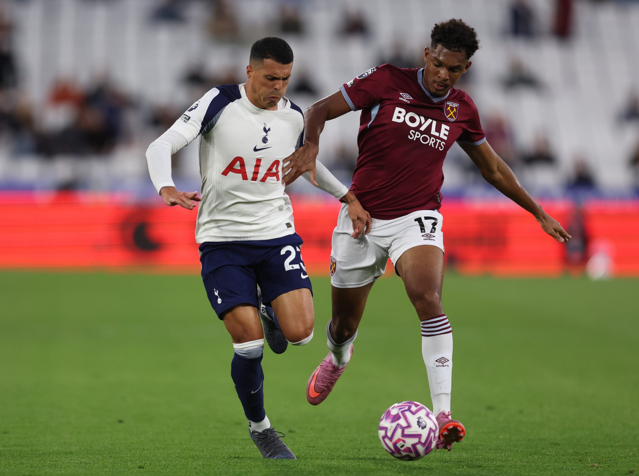 Luis Guilherme, em a&ccedil;&atilde;o pelo West Ham