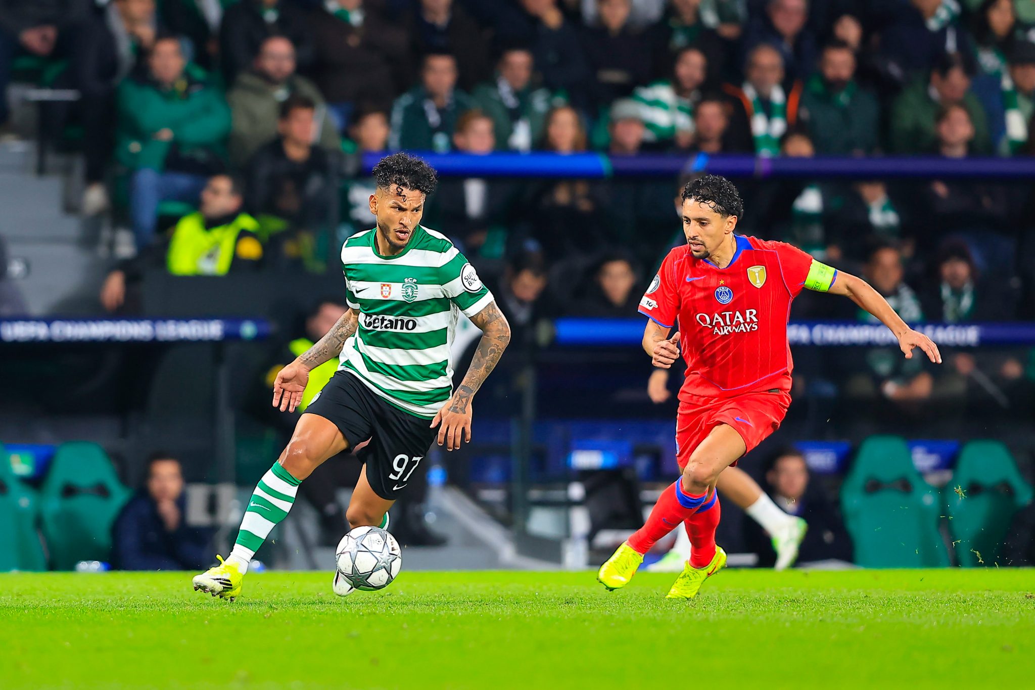 Luis Su&aacute;rez marcou os dois gols da vit&oacute;ria do Sporting sobre o PSG