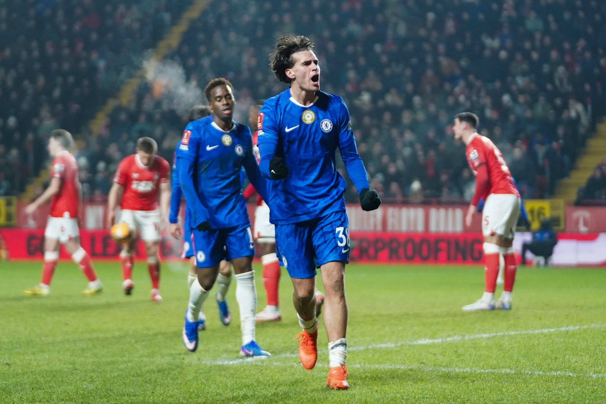 Marc Guiu celebra gol pelo Chelsea