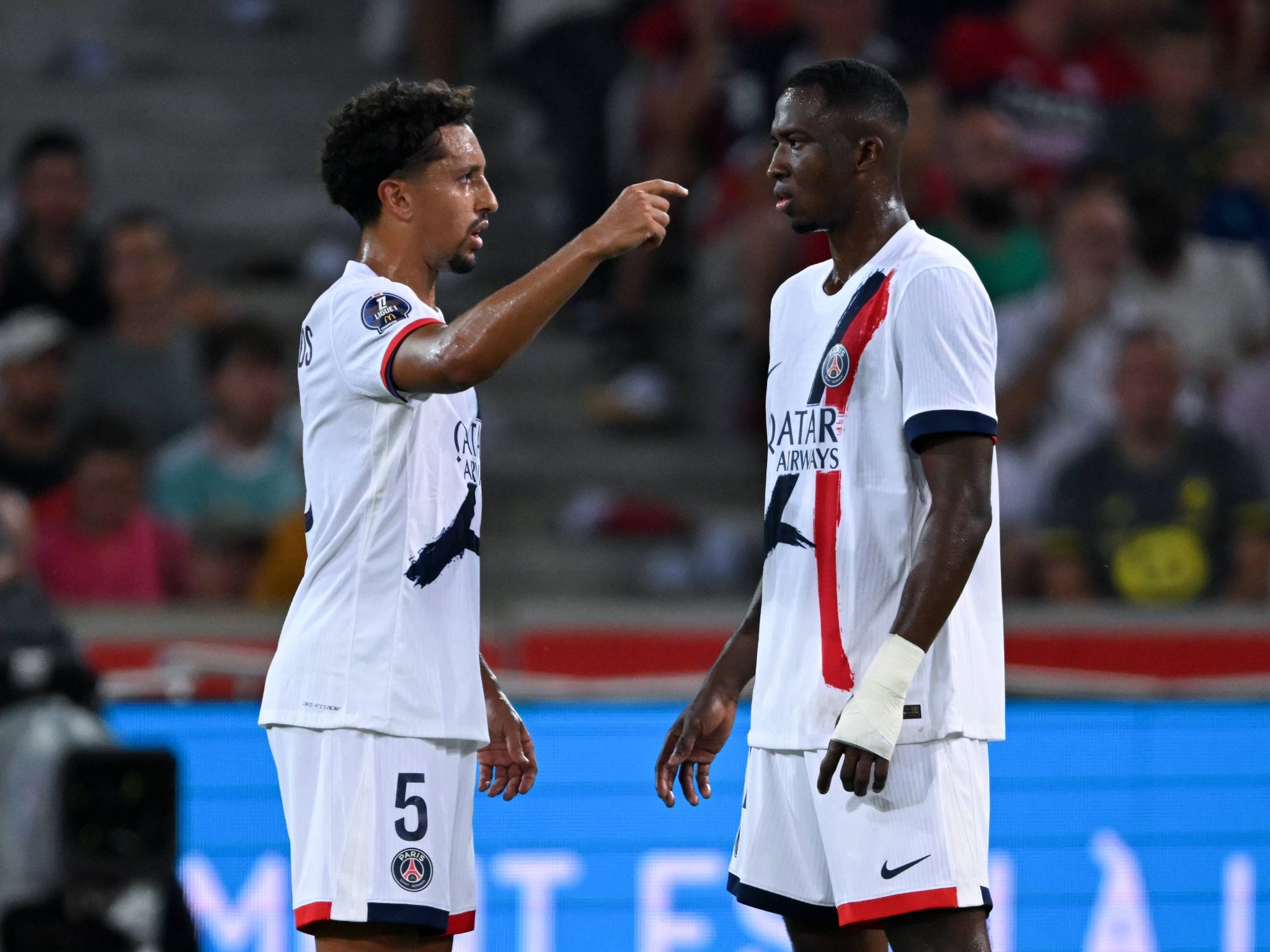 Marquinhos d&aacute; instru&ccedil;&otilde;es a Pacho em jogo do PSG