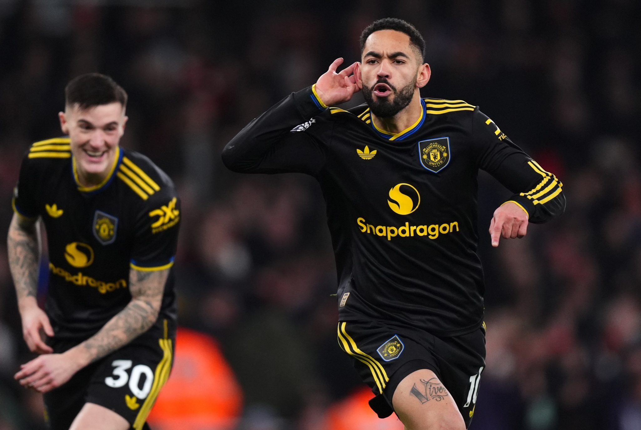 Matheus Cunha faz gol simb&oacute;lico na vit&oacute;ria do United sobre um Arsenal que teme velho fantasma&nbsp;