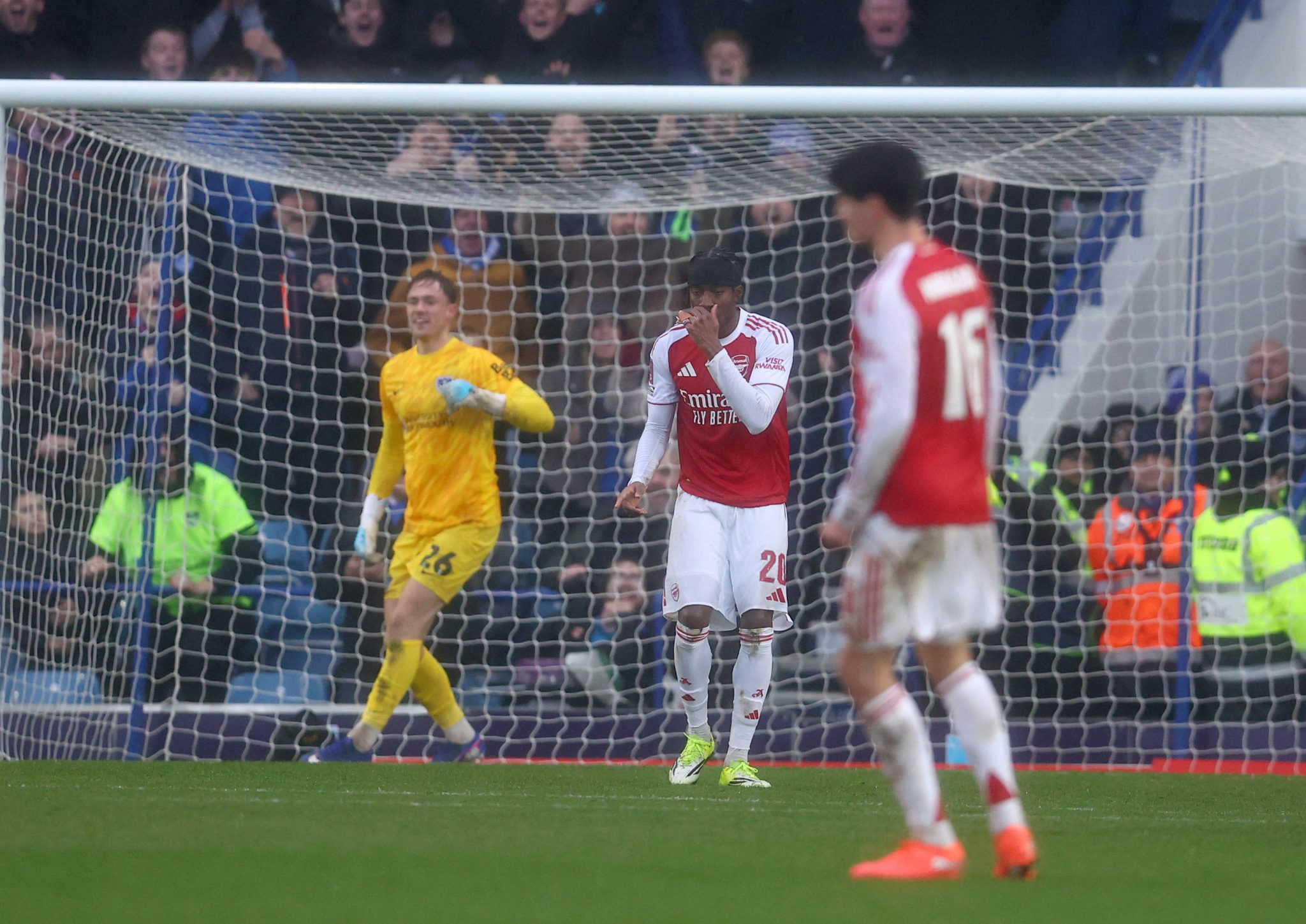 Noni Madueke lamenta p&ecirc;nalti perdido em Portsmouth x Arsenal (Foto: Imago)
