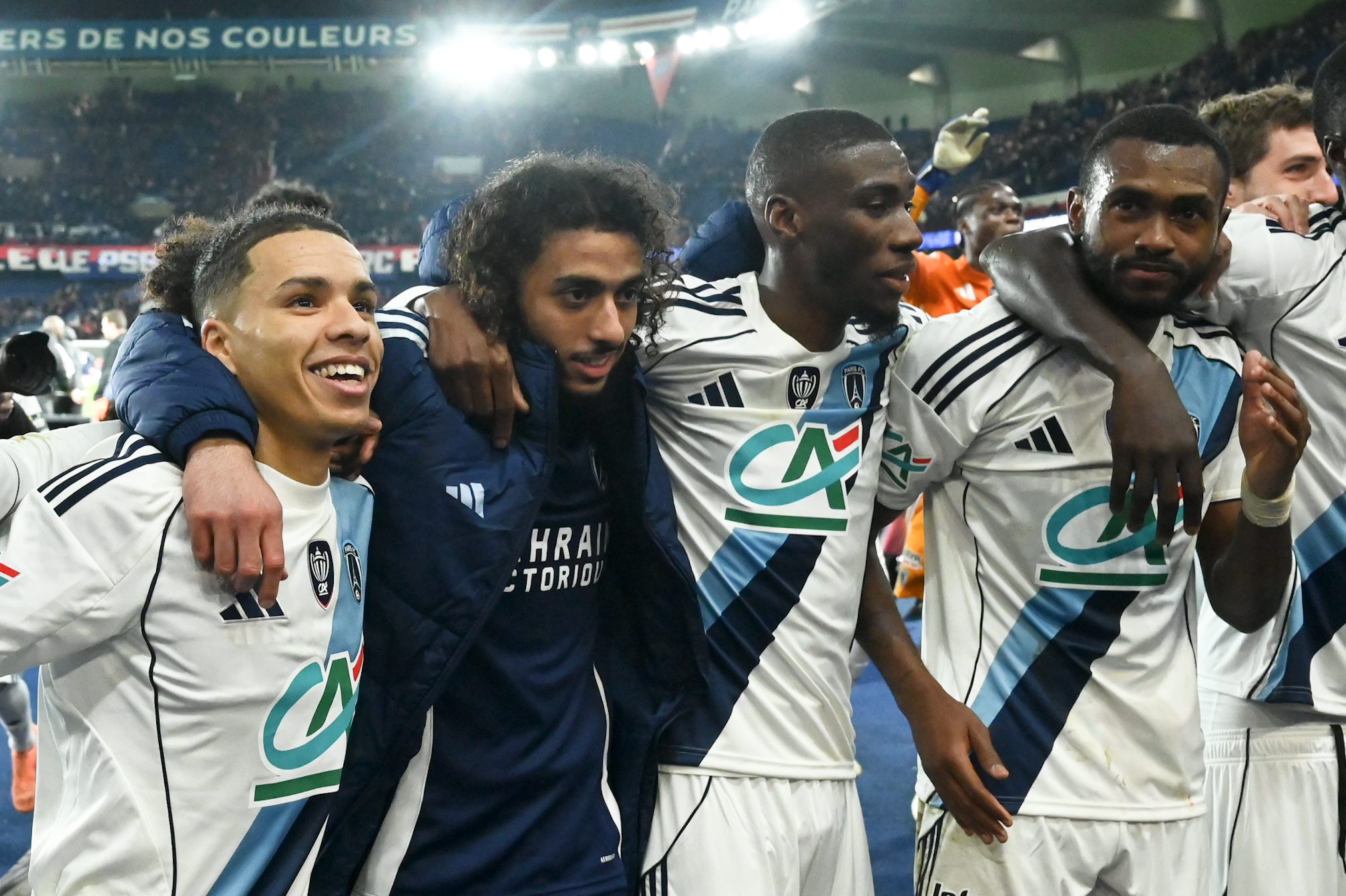 Ot&aacute;vio comemora classifica&ccedil;&atilde;o com companheiros do Paris