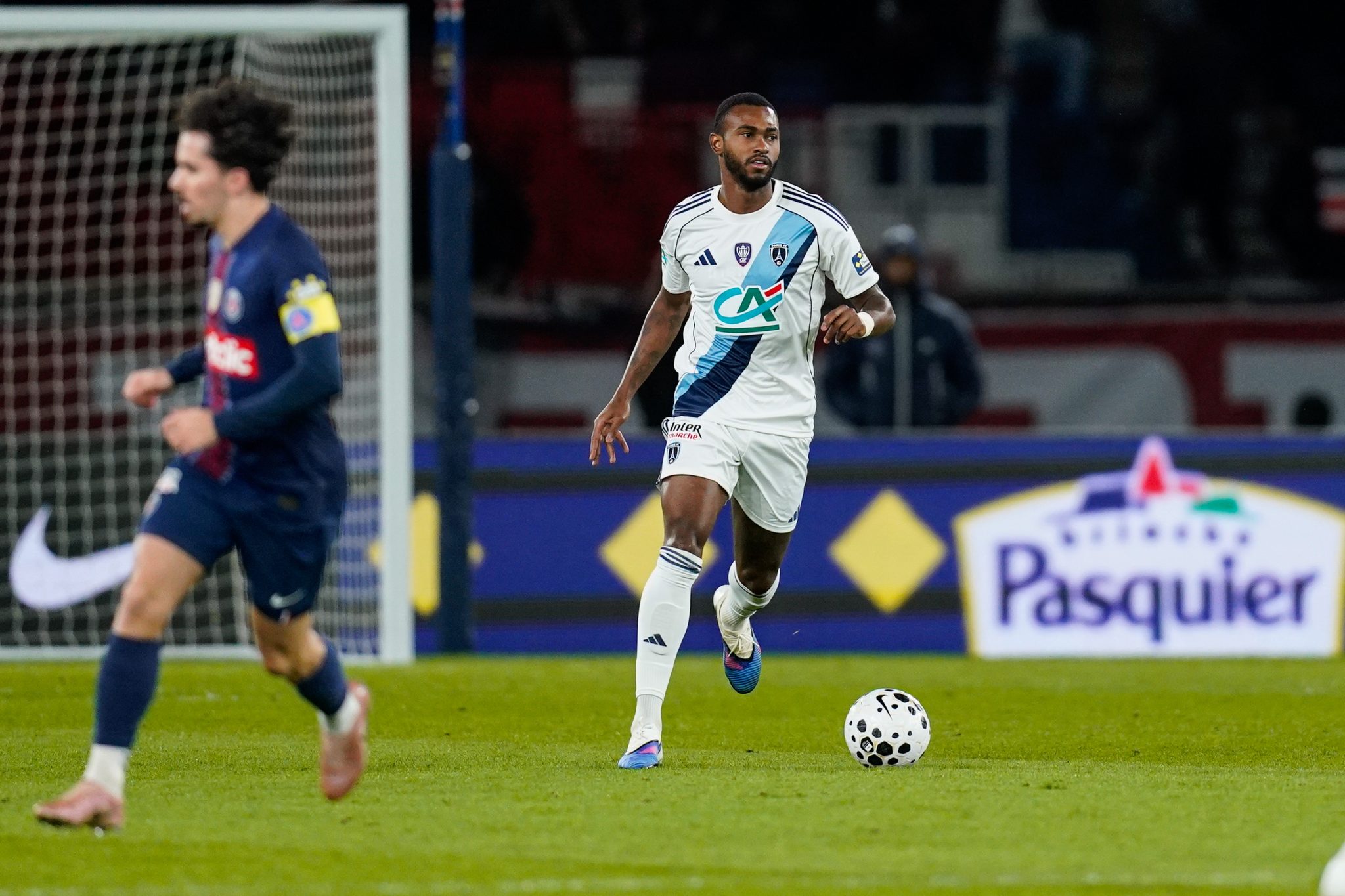 Ot&aacute;vio durante vit&oacute;ria do Paris FC sobre o PSG